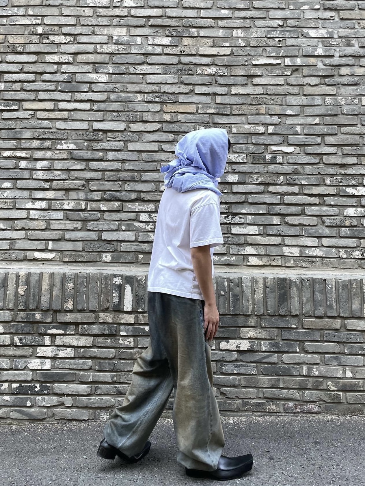Nonnod Flexible String Check Shirt Japanese Sky Blue, Balenciaga Romeo Mule Black 착용 스타일 - 1