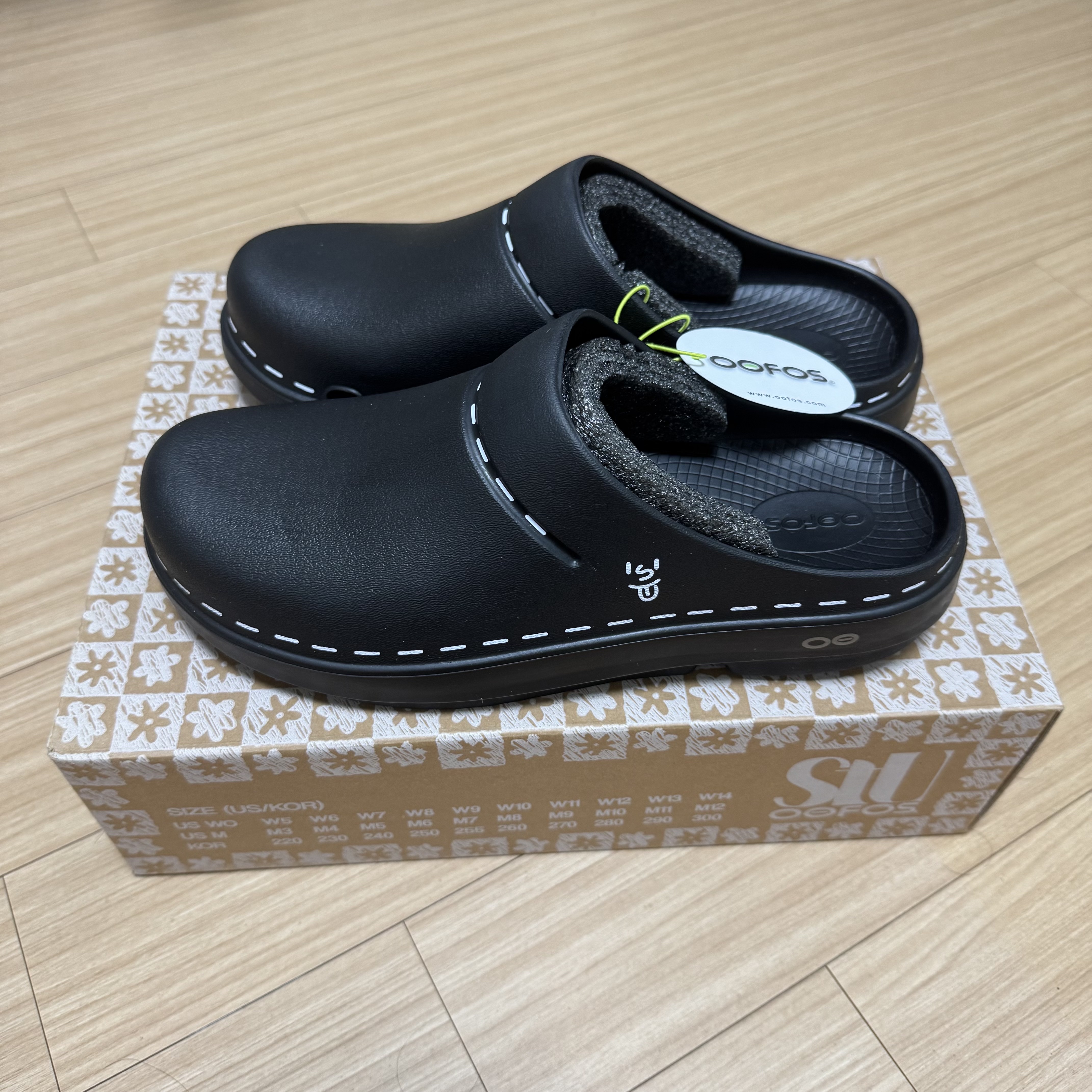 OOFOS X STU Oocloog Black 착용 스타일