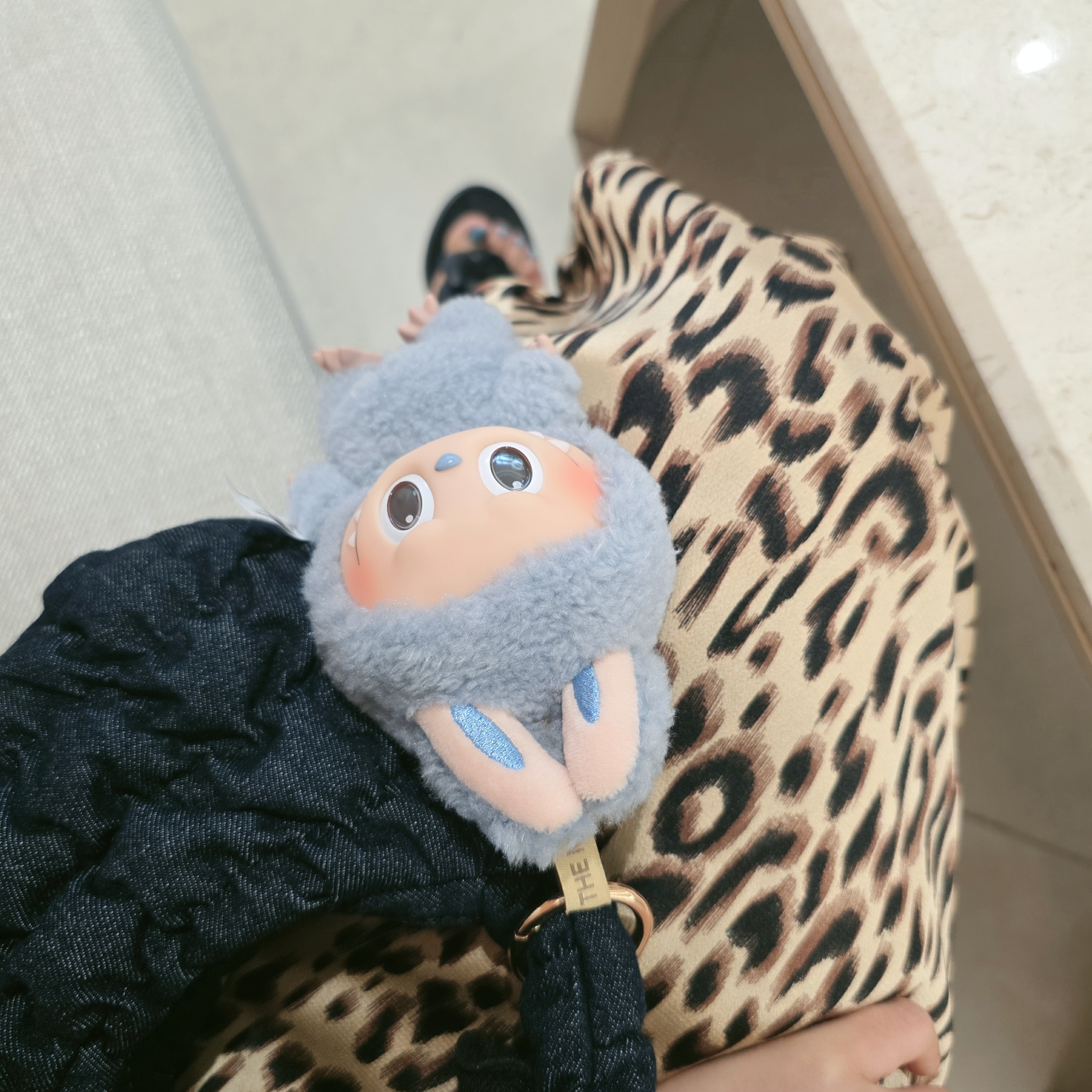 Pop Mart Labubu The Monsters Labubu Tasty Macarons Series Sea Salt Coconut Keyring, Pop Mart Labubu Let's Play Together Doll Series Ququ Keyring (Opened Case) 착용 스타일 - 3