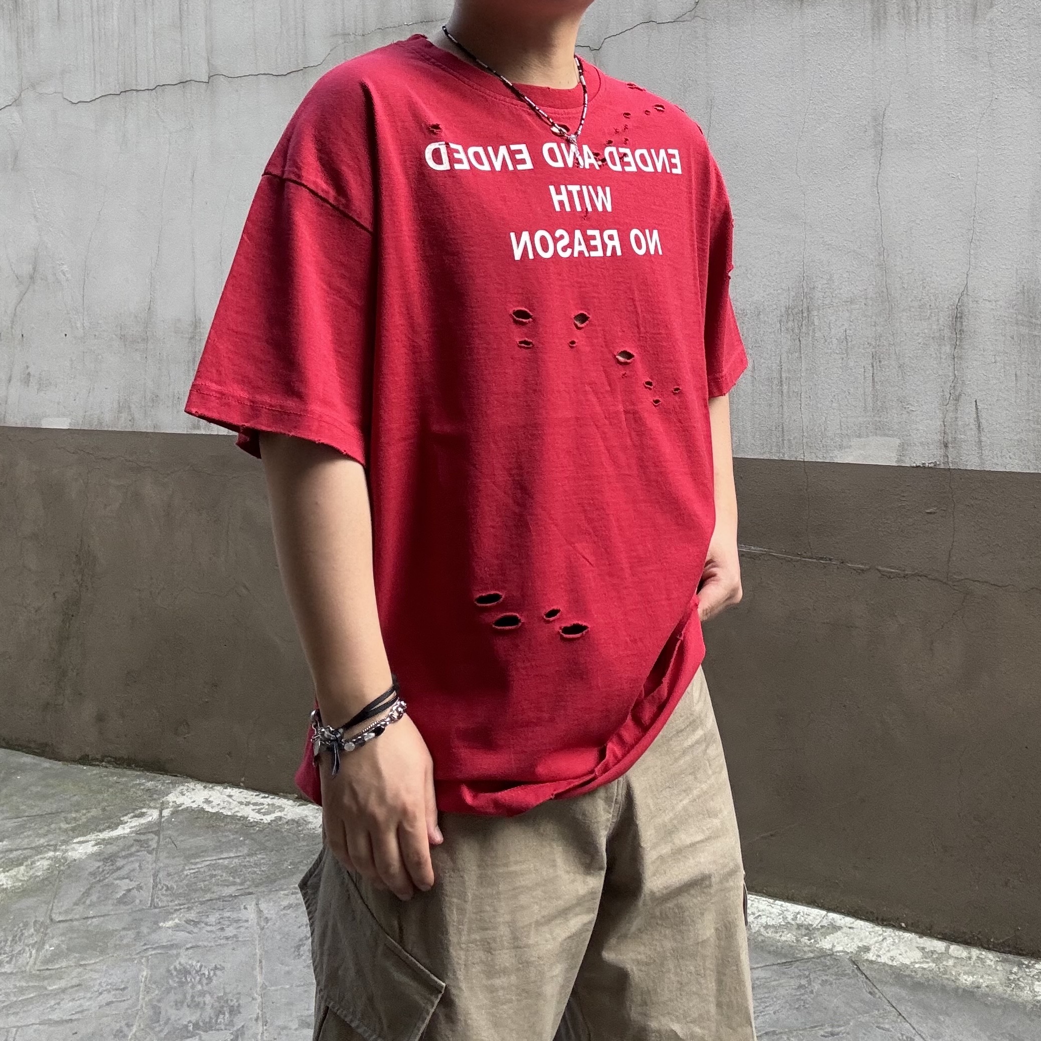 ROARINGRAD Damage Lettering T-shirt Red 착용 스타일 - 2