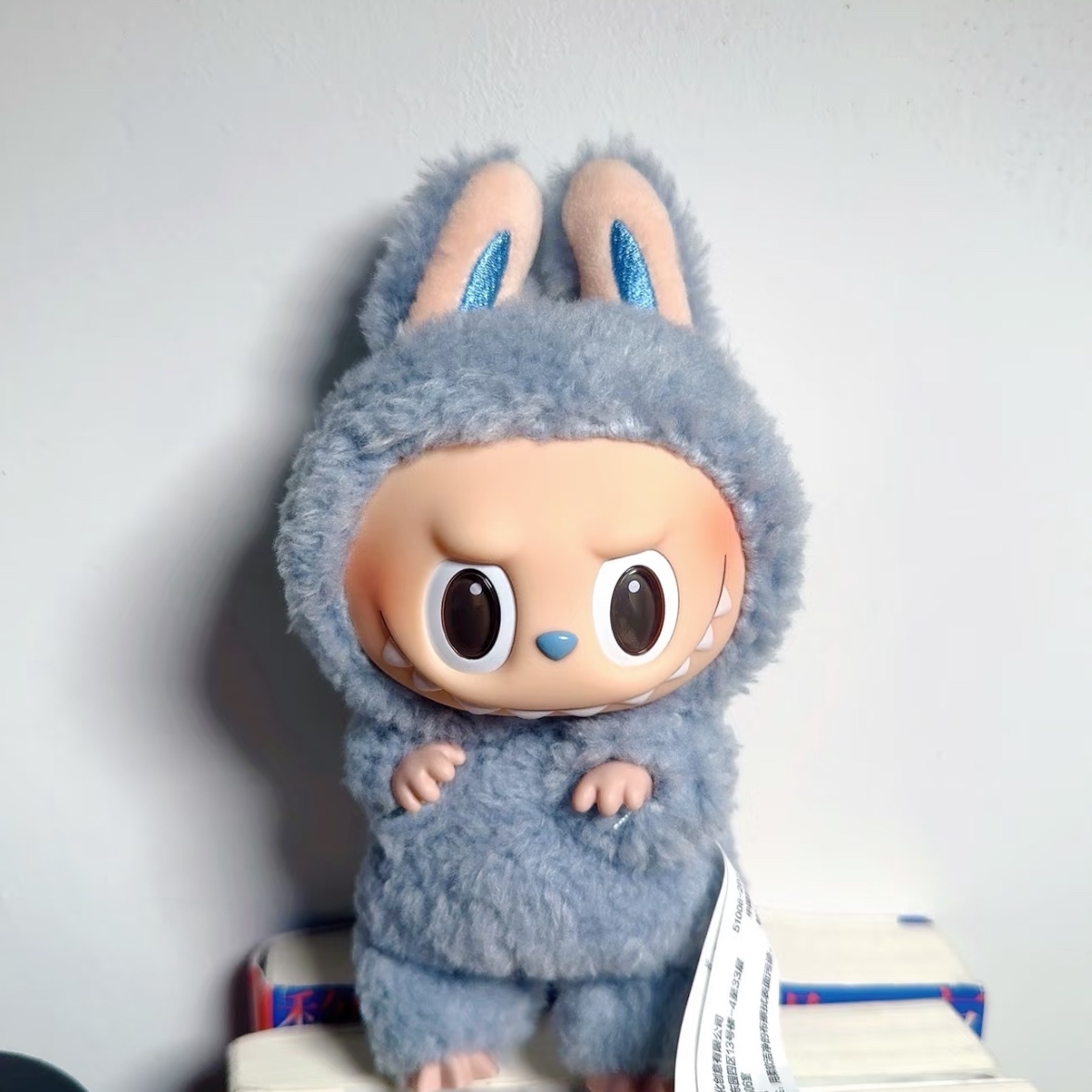 Pop Mart Labubu The Monsters Labubu Tasty Macarons Series Sea Salt Coconut Keyring 착용 스타일