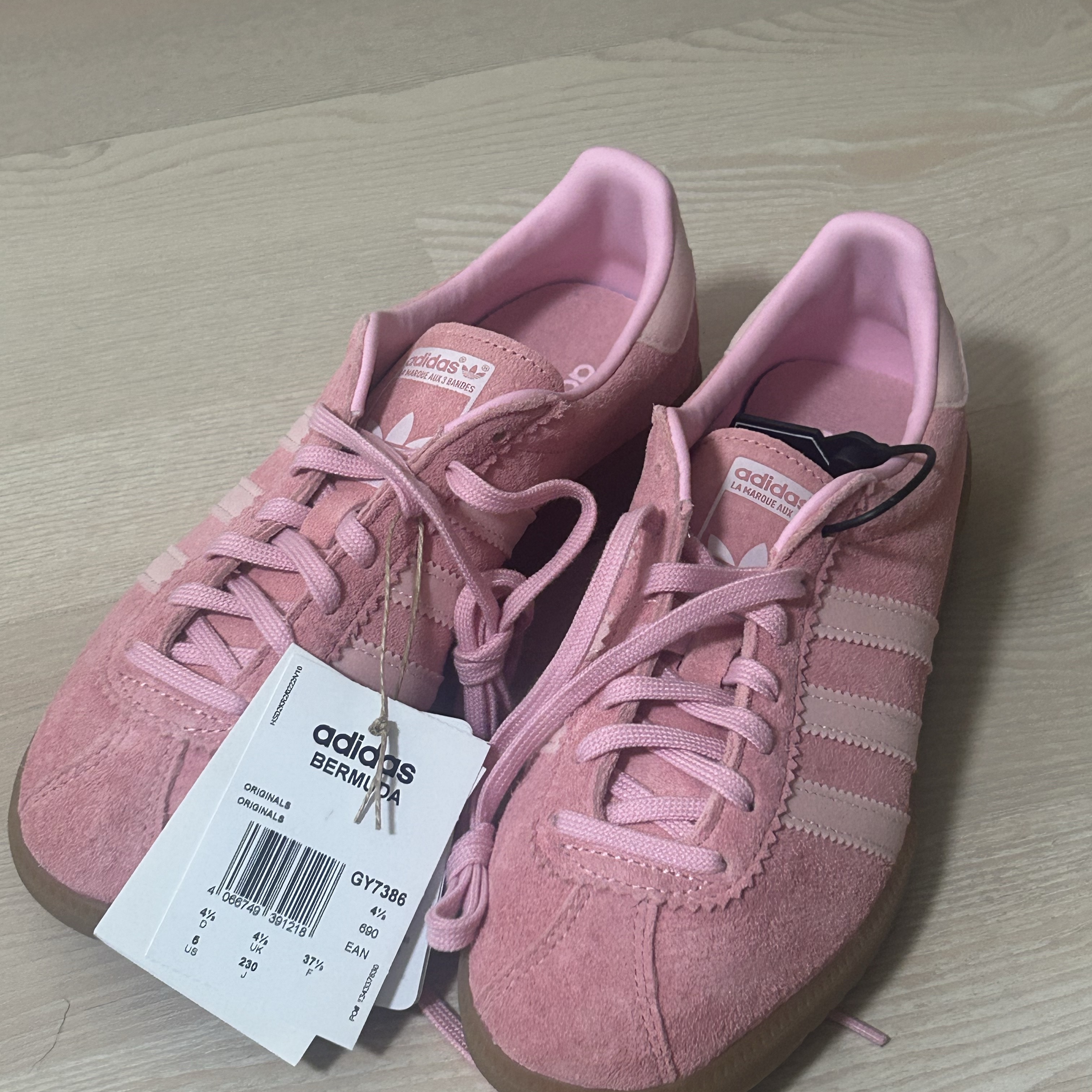 Adidas Bermuda Glow Pink 착용 스타일 - 3