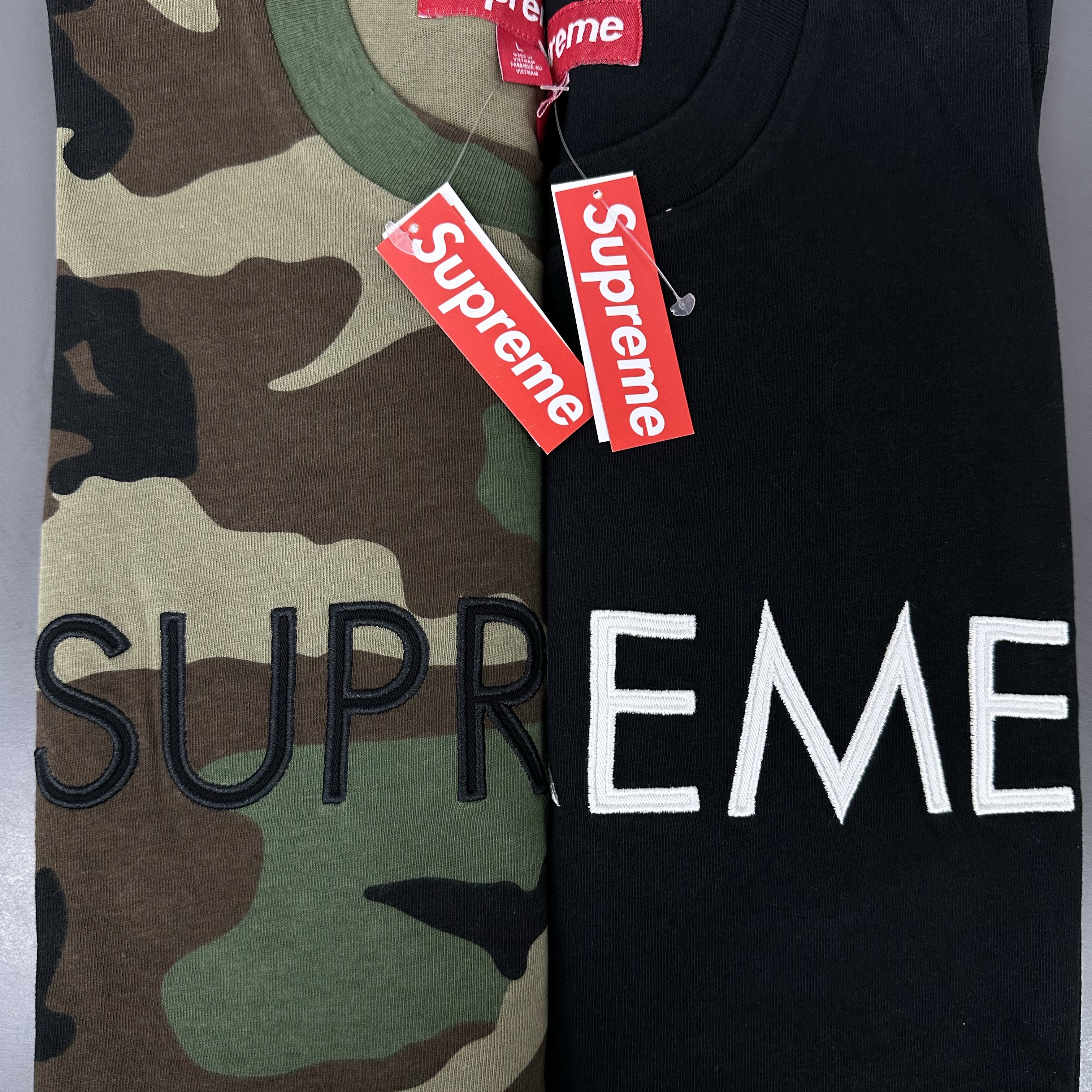 Supreme Capital S/S Top Black - 25SS, Supreme Capital S/S Top Woodland Camo - 25SS 착용 스타일 - 1