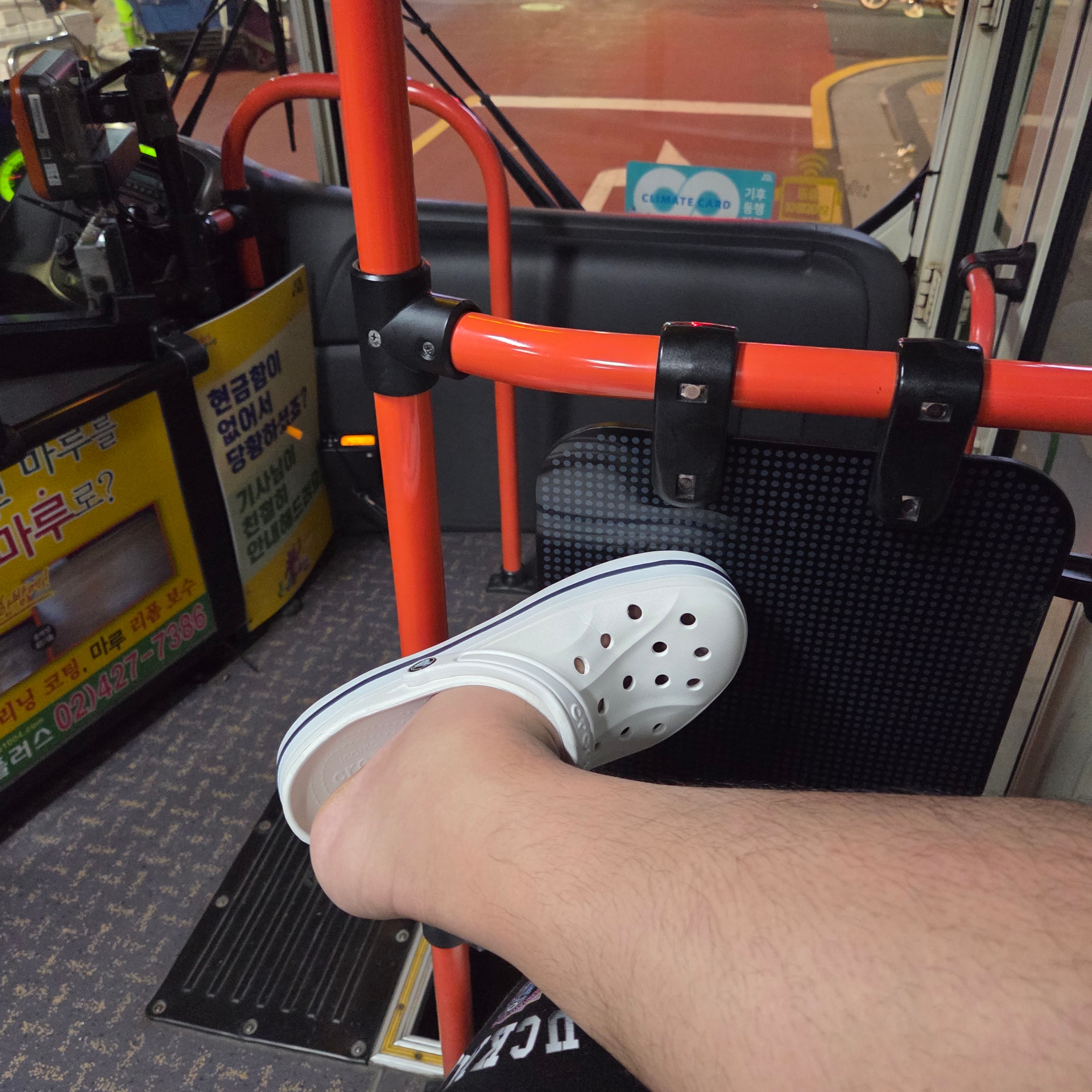 Crocs Bayaband Clog White Navy 착용 스타일