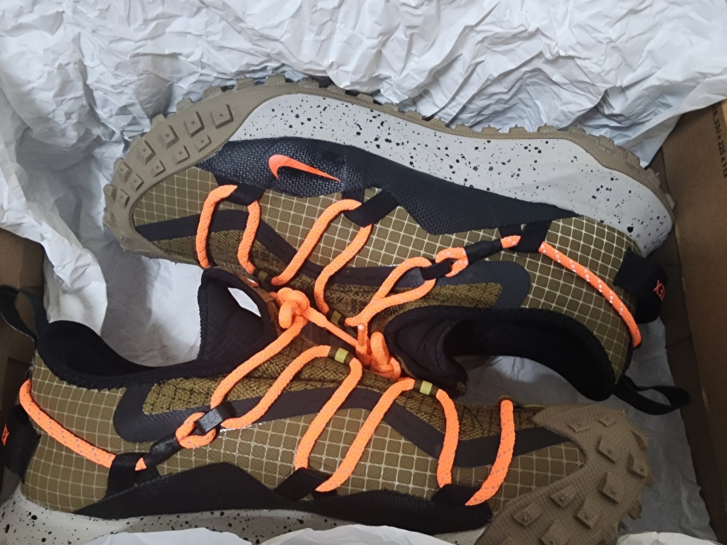 Nike ACG Mountain Fly Low Gore-Tex SE Hazel Rush 착용 스타일