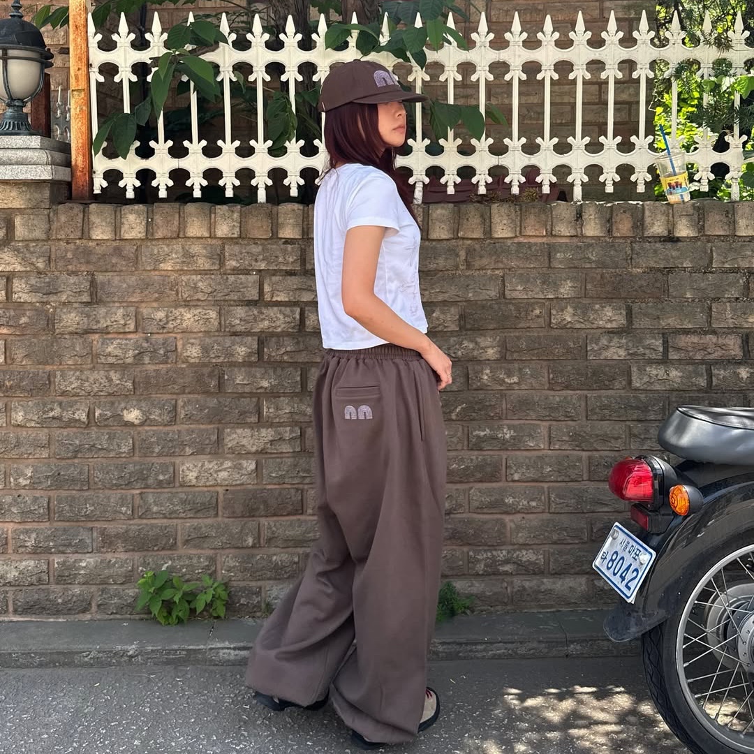 Not New Basic nn Cap Brown, Not New Basic nn Jogger Sweat Pants Brown 착용 스타일 - 1