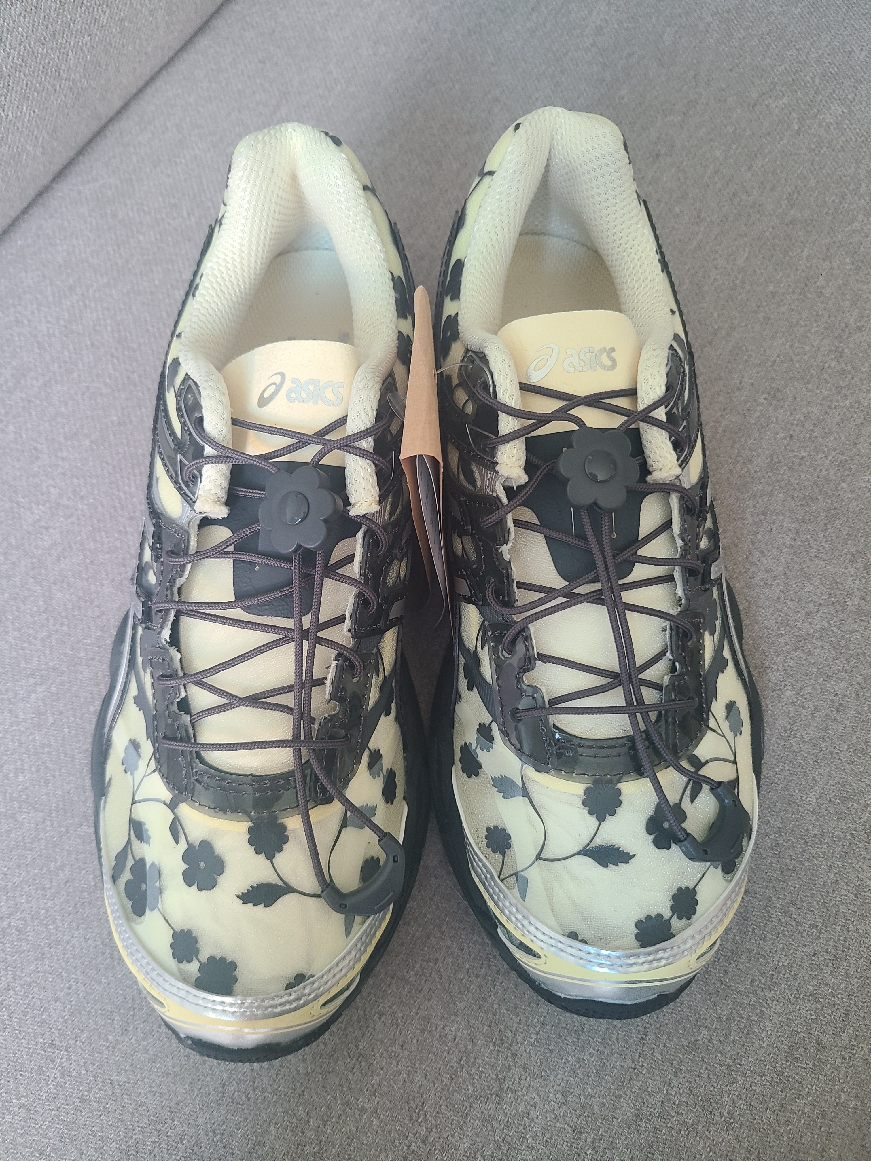 Asics x Cecilie Bahnsen Gel-Cumulus 16 Black Yellow 착용 스타일 - 2