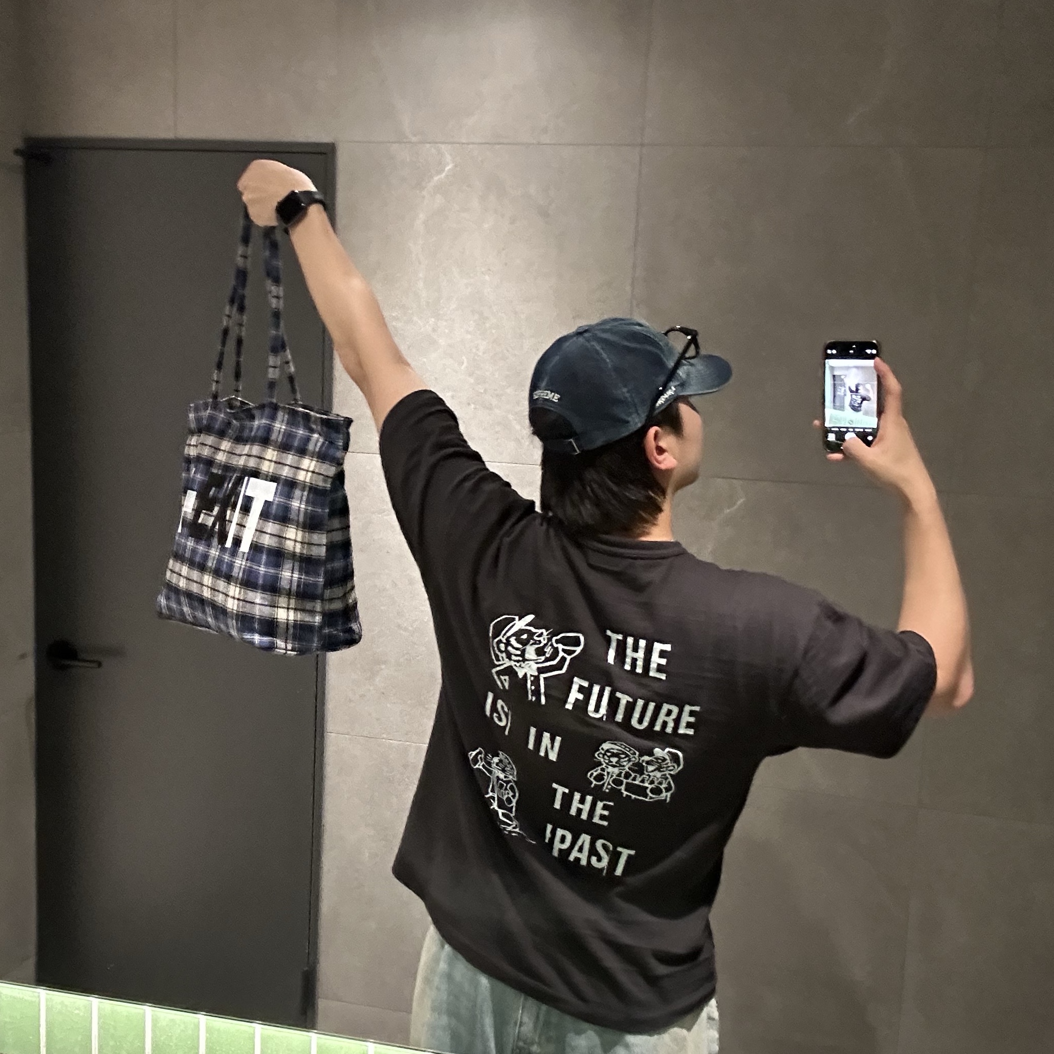 GRAILZ Checkered Tote Bag Blue, Human Made Graphic T-Shirt Black 착용 스타일 - 1