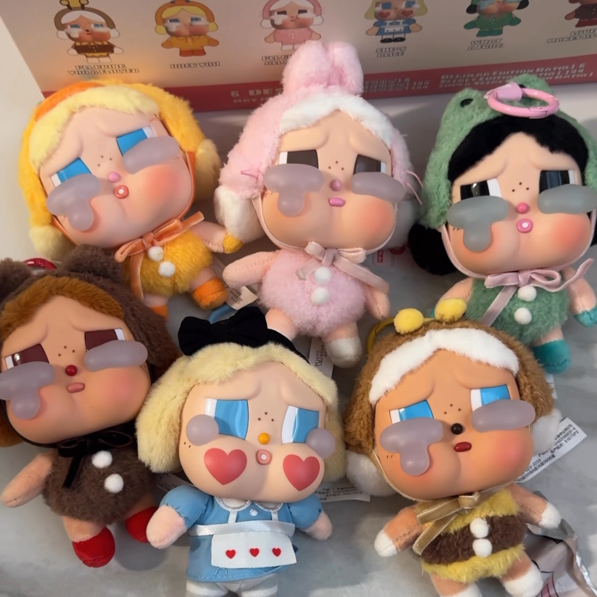 Pop Mart Crybaby Crying Again Series Plush Keyring Sealed Case (6 Blind Boxes) 착용 스타일