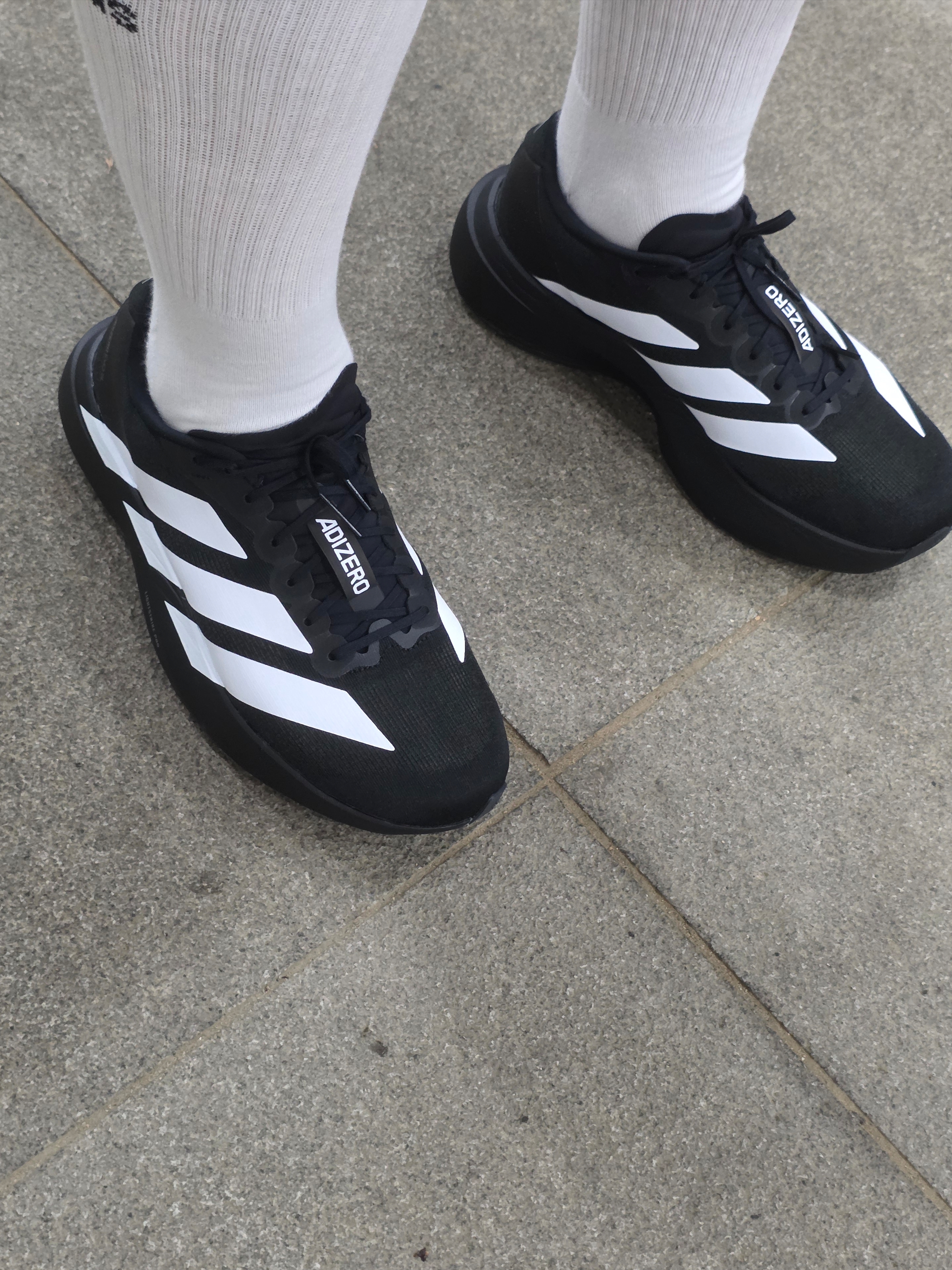 Adidas Adizero EVO SL Core Black Cloud White 착용 스타일 - 1