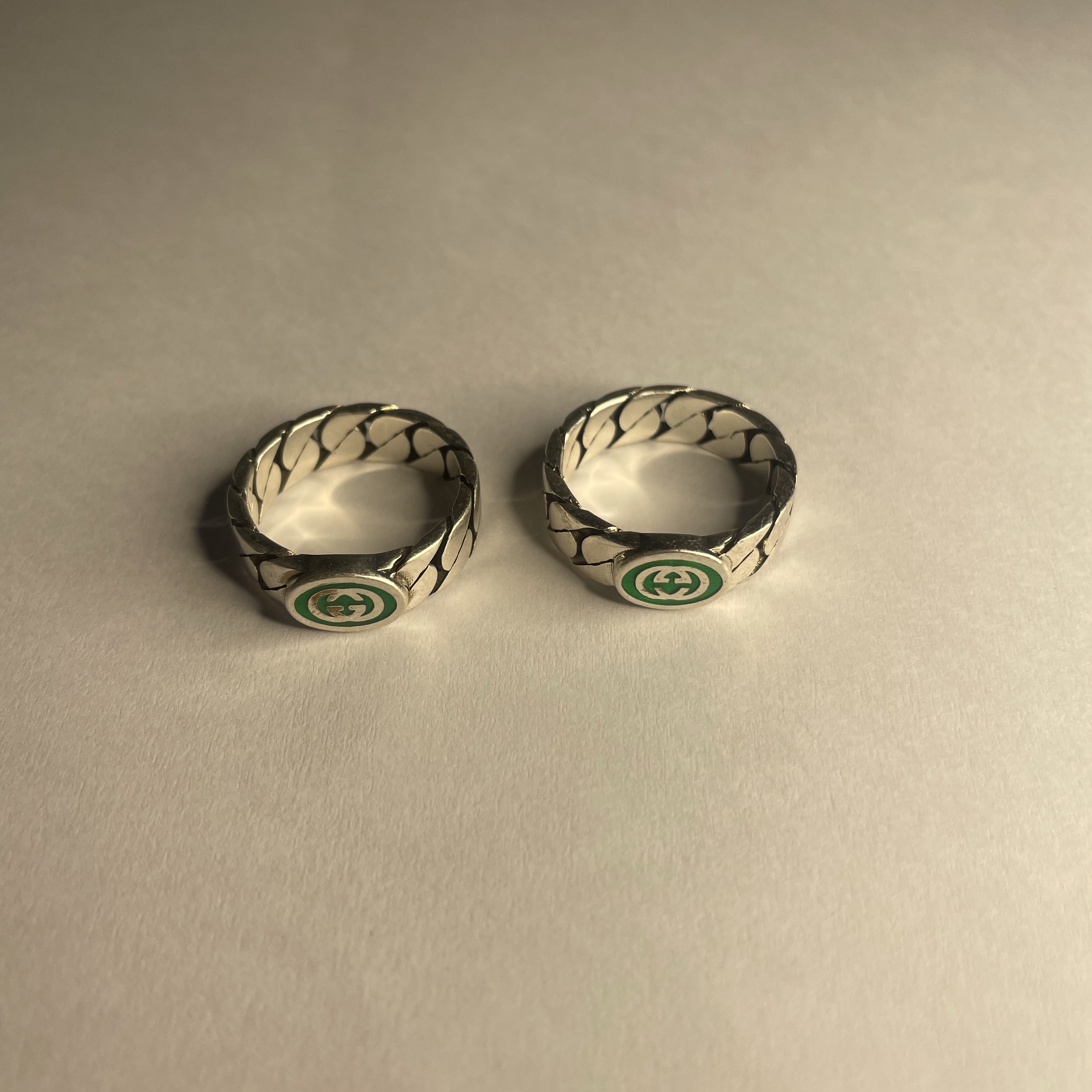 Gucci Interlocking G Enamel Ring Silver 착용 스타일 - 3