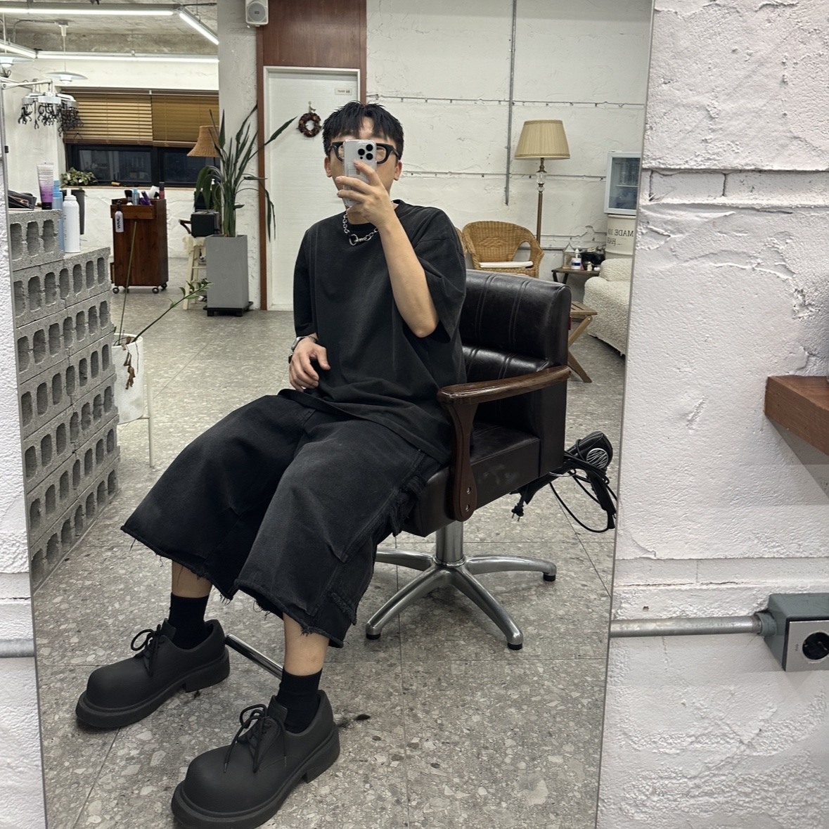 Nonnod Back Detail T-shirt Washed Black, Nonnod Side cargo shorts Beige 착용 스타일 - 2