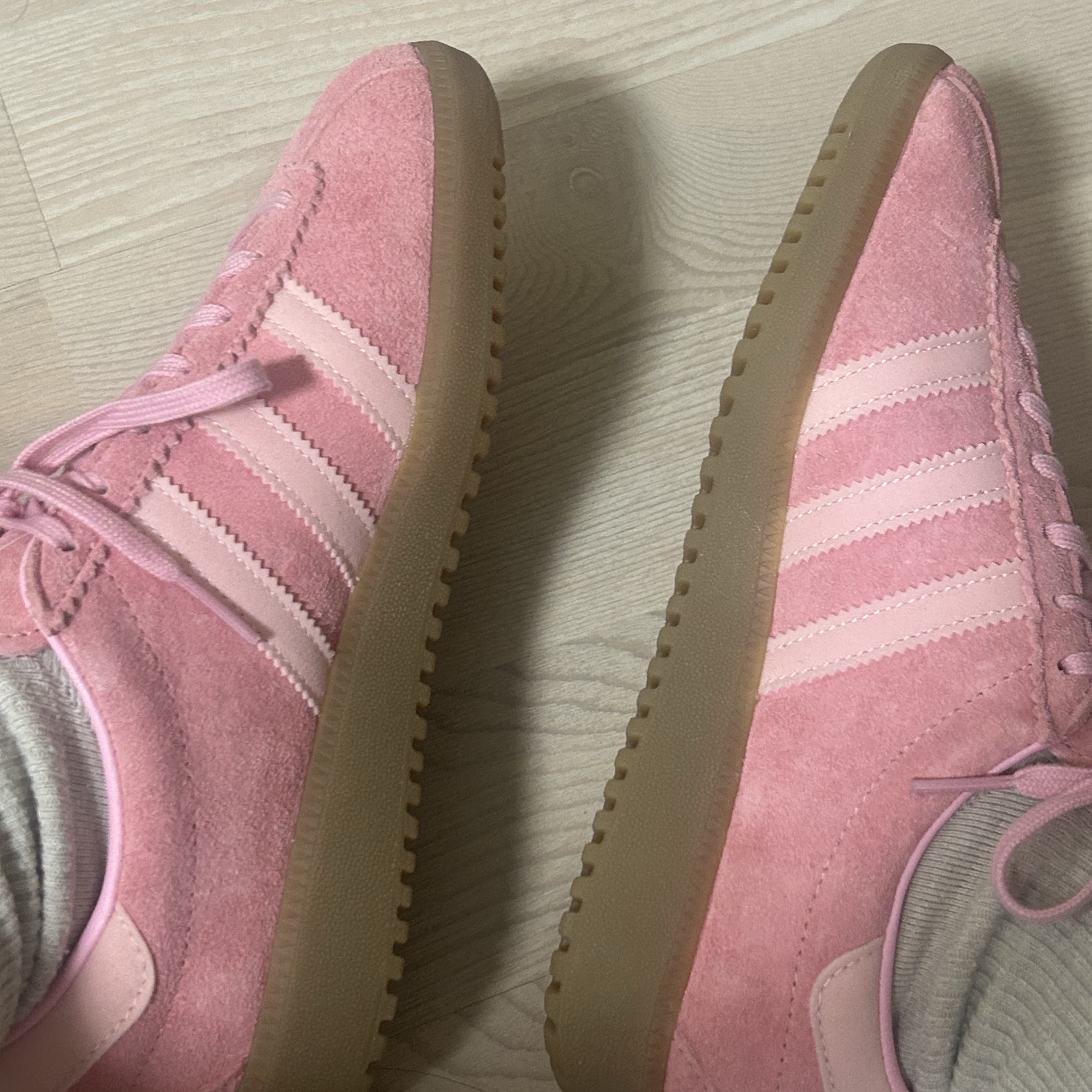 Adidas Bermuda Glow Pink 착용 스타일 - 4
