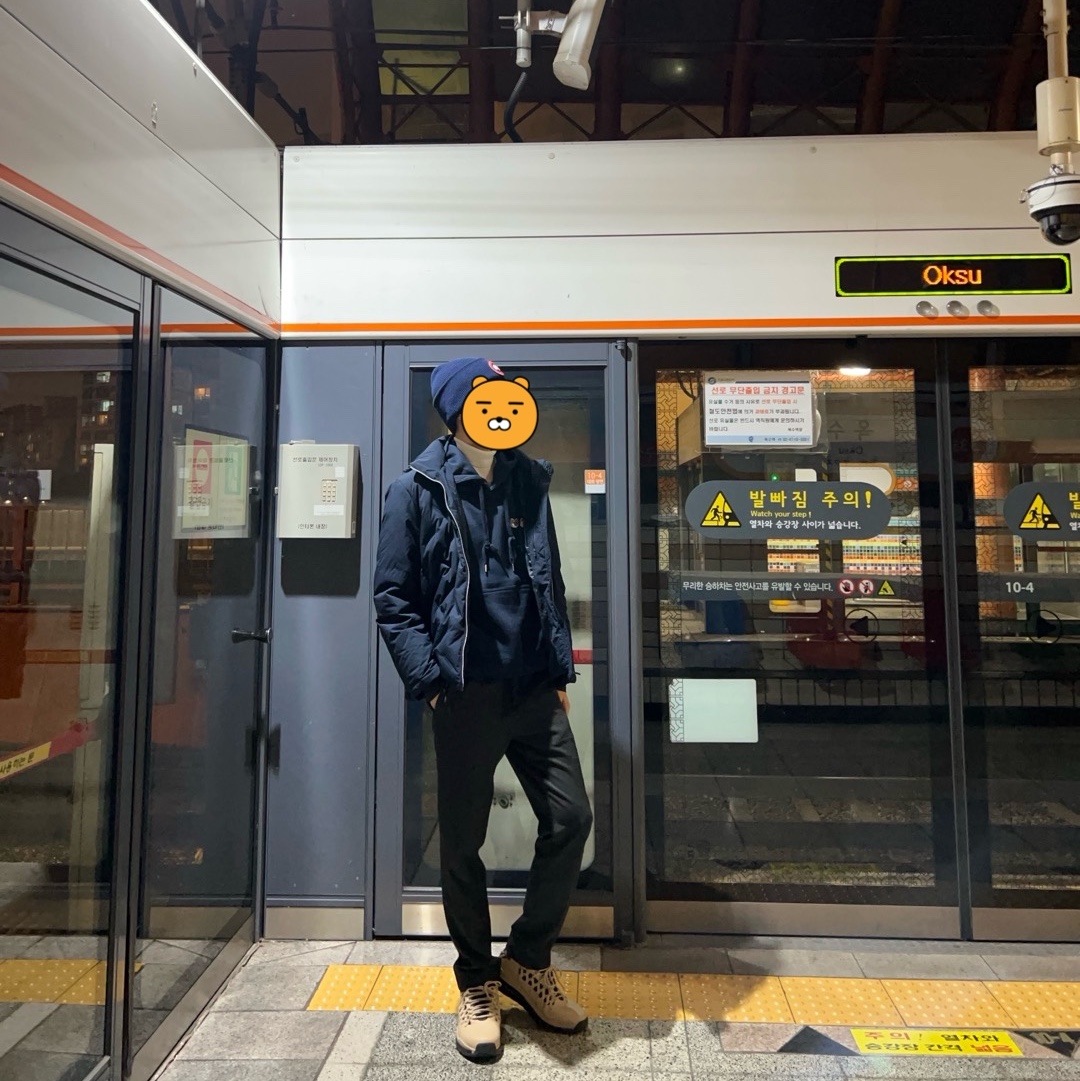 Canada Goose Arctic Toque Navy Heather, Maison Kitsune Hooded Windbreaker in Nylon with Grey Fox Head Patch Black 착용 스타일