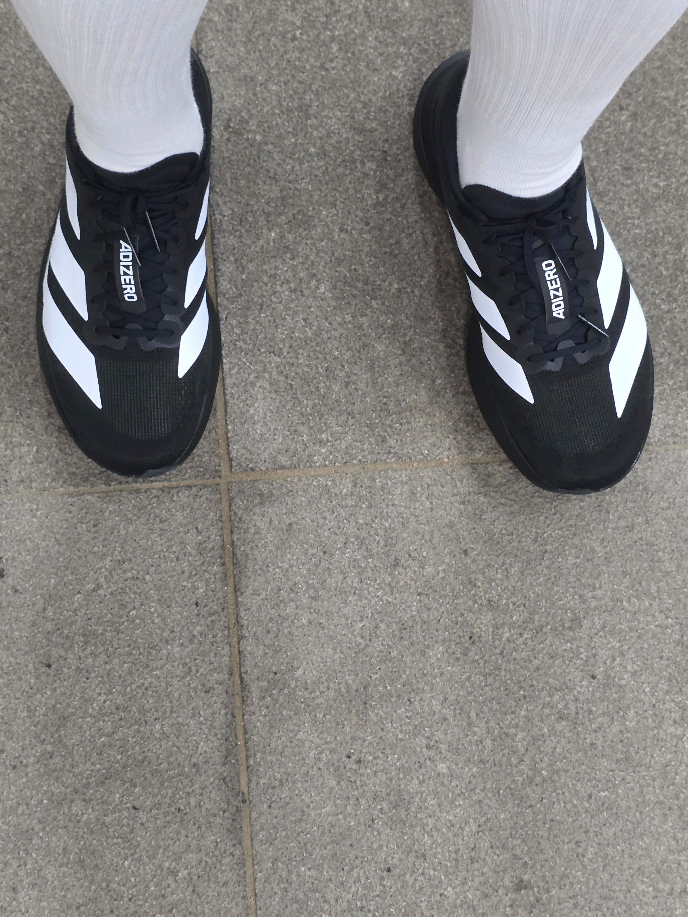 Adidas Adizero EVO SL Core Black Cloud White 착용 스타일 - 2