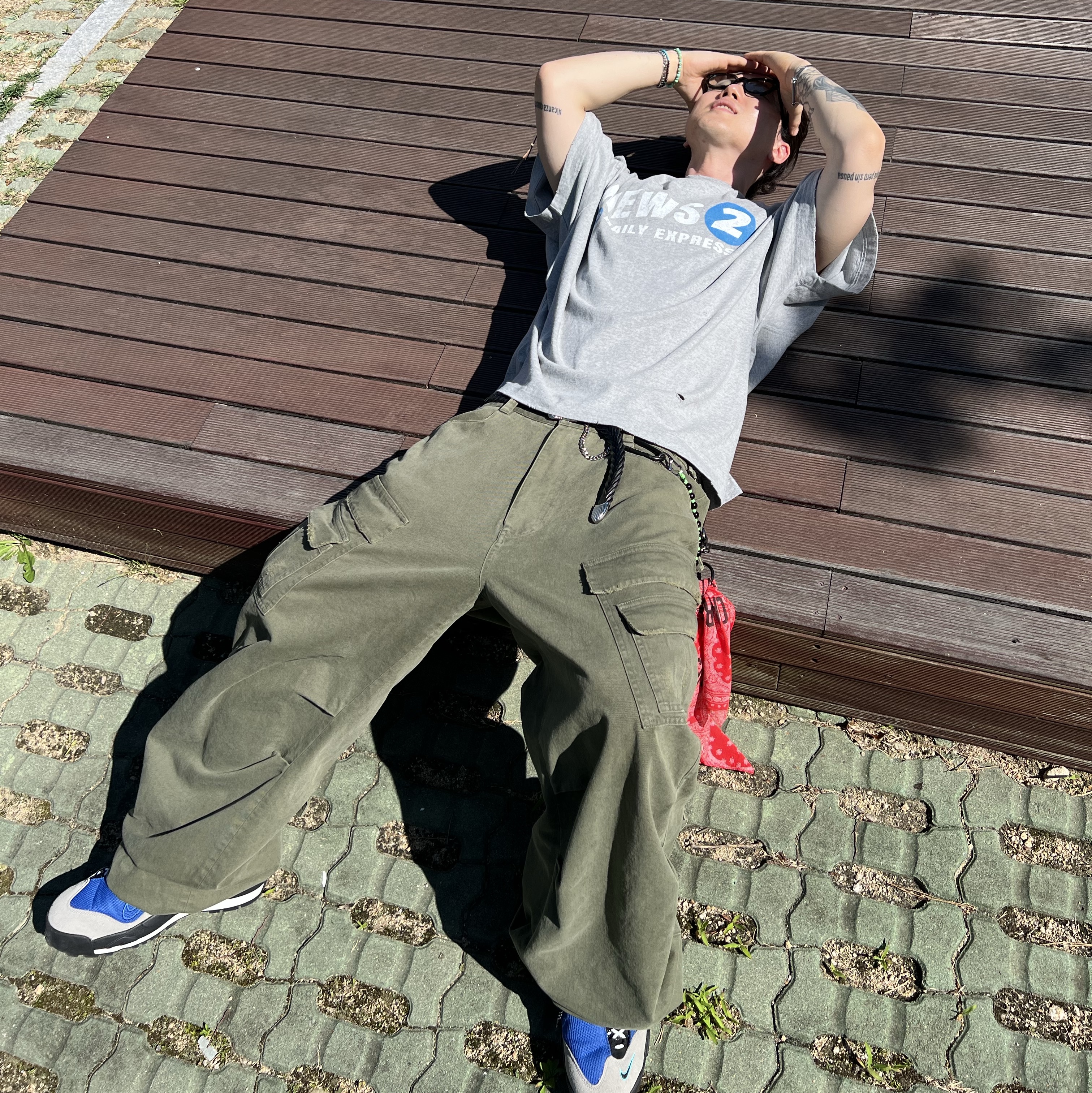 Nonnod Puckering News T-shirt Vintage grey, Nike x Sacai Magmascape SP Varsity Royal 착용 스타일 - 1