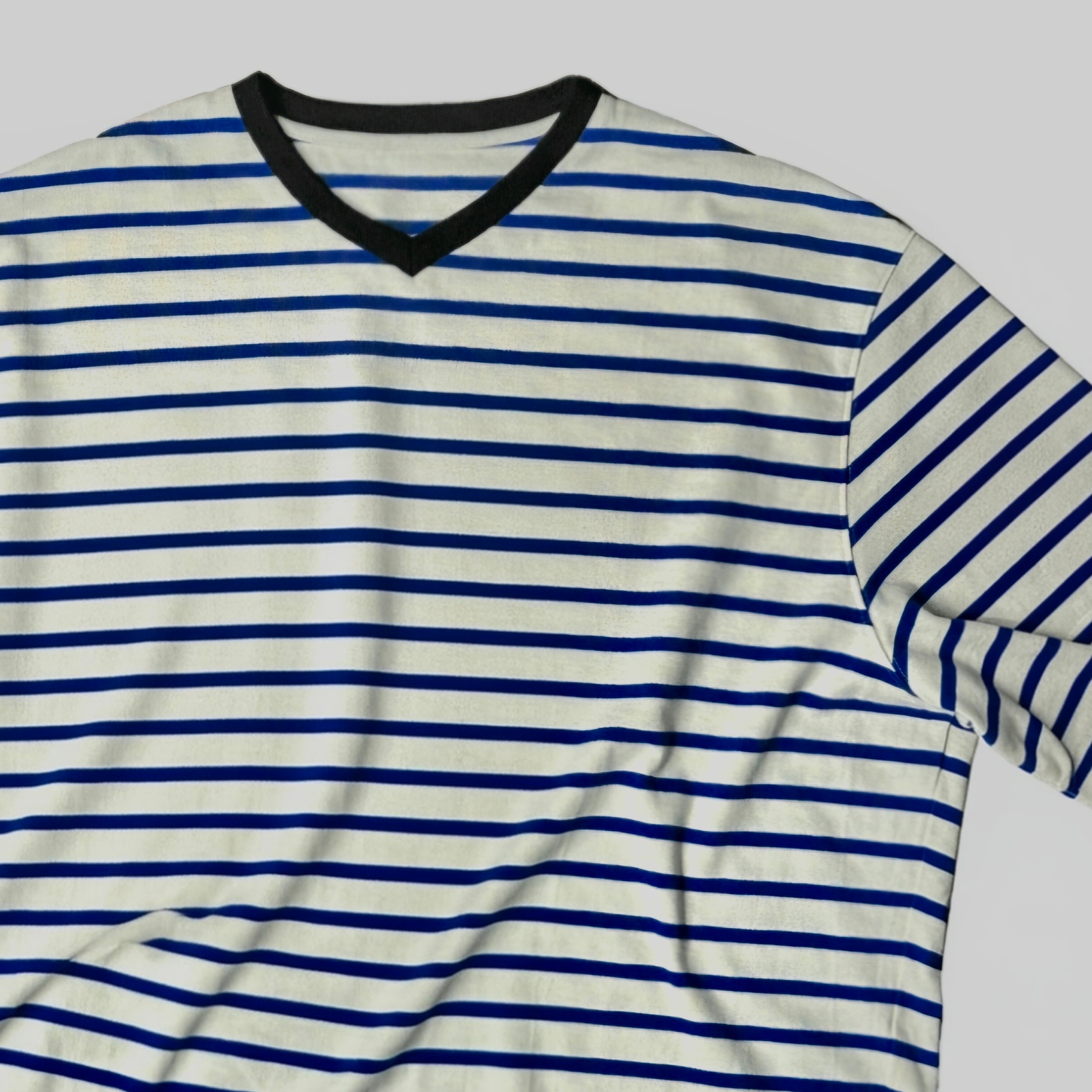 Nonnod Cropped V-neck T-shirt Blue stripe 착용 스타일