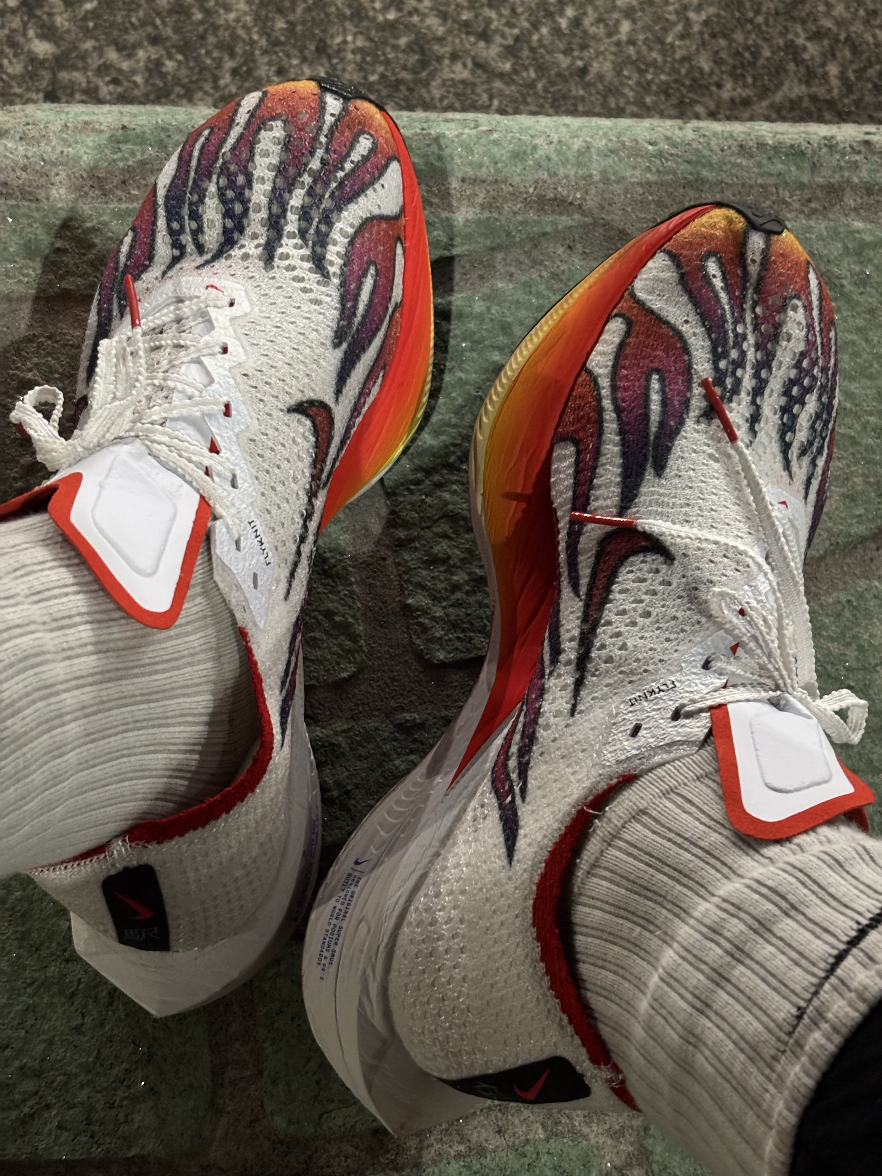Nike ZoomX Vaporfly Next% 3 PRM White Habanero Red 착용 스타일