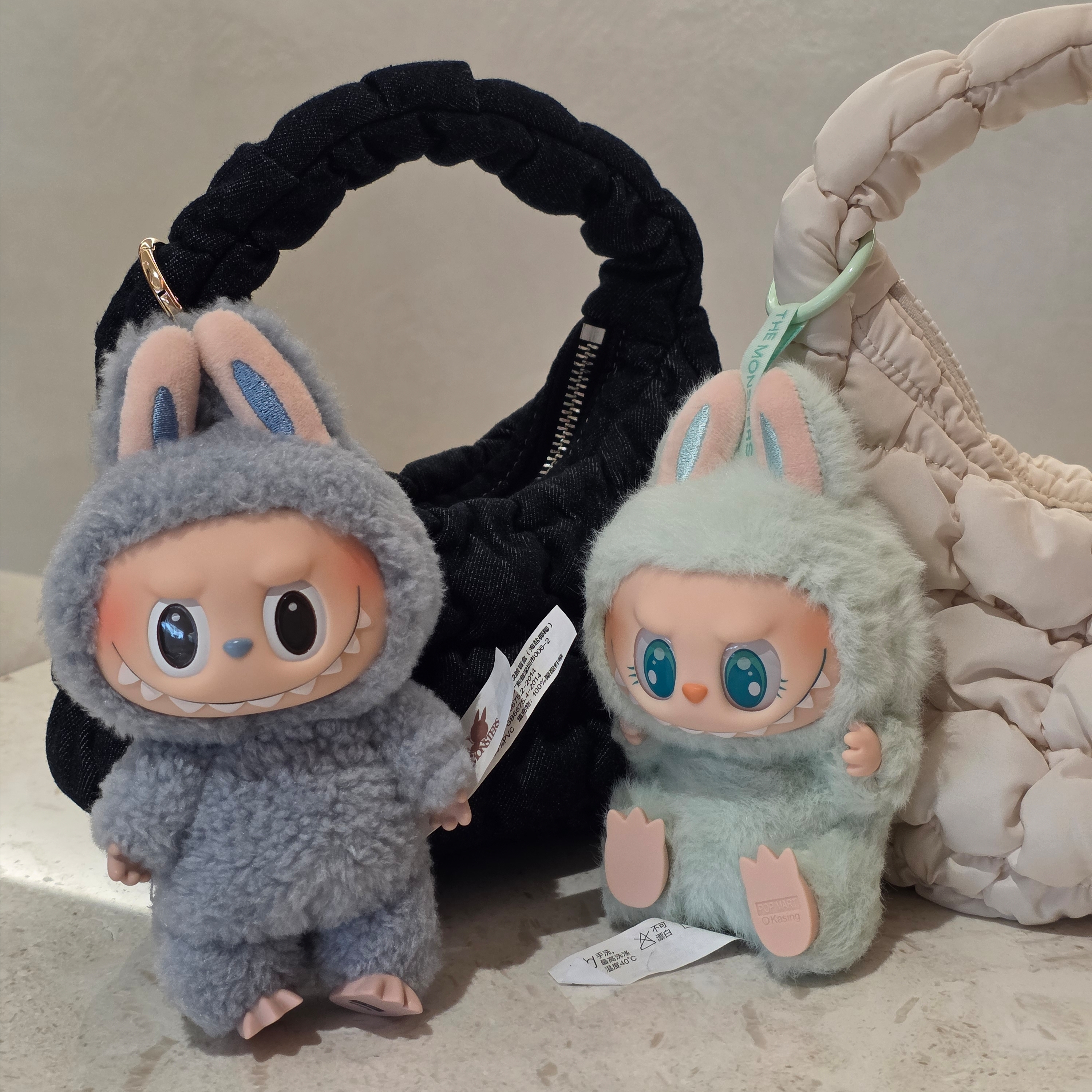 Pop Mart Labubu The Monsters Labubu Tasty Macarons Series Sea Salt Coconut Keyring, Pop Mart Labubu Let's Play Together Doll Series Ququ Keyring (Opened Case) 착용 스타일 - 1