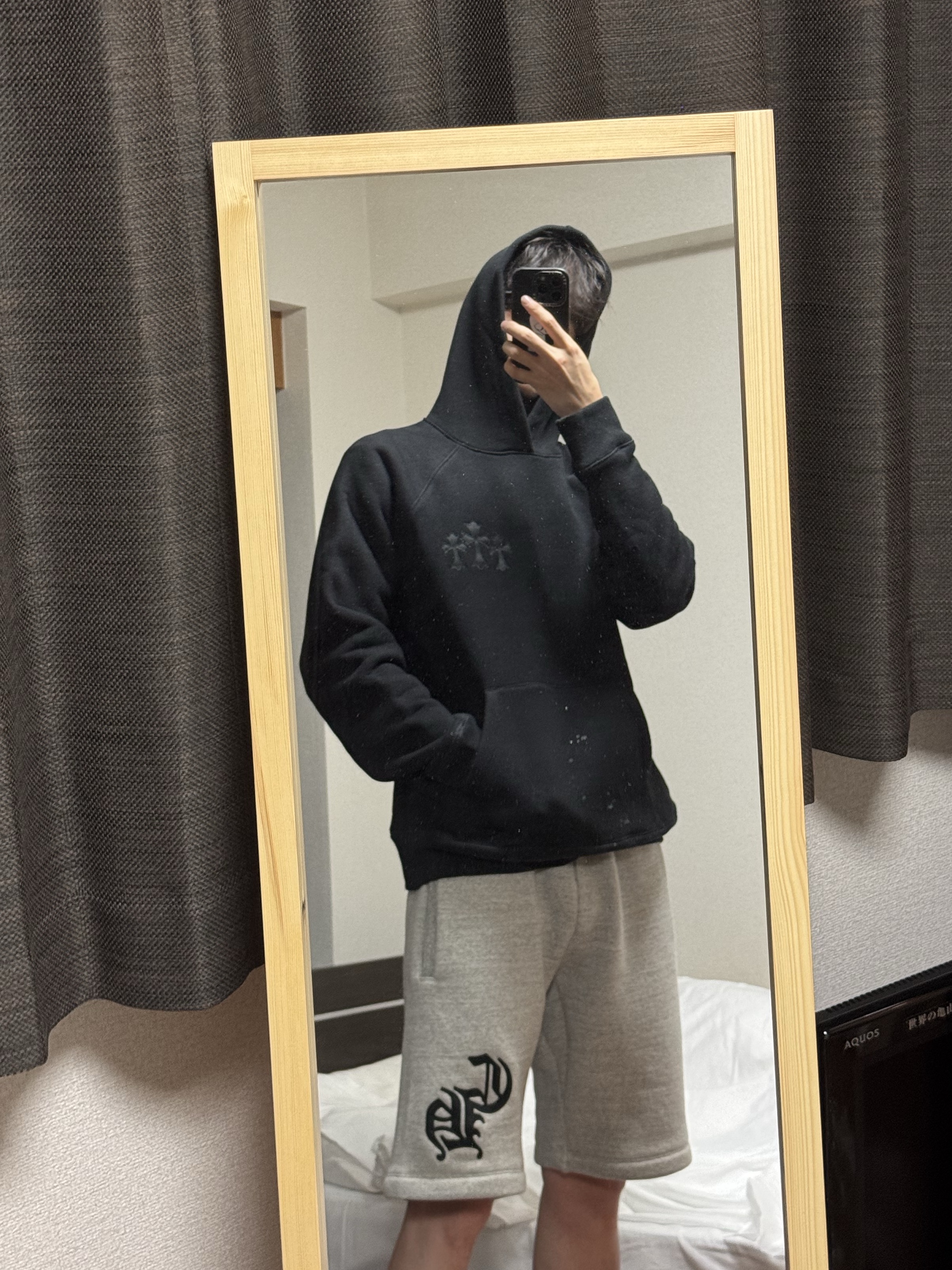 Chrome Hearts Nylon Cemetery Cross Patch CH Back Logo Hoodie Black, Chrome Hearts Nylon Cemetery Cross Patch CH Back Logo Sweatshirt Grey 착용 스타일 - 1