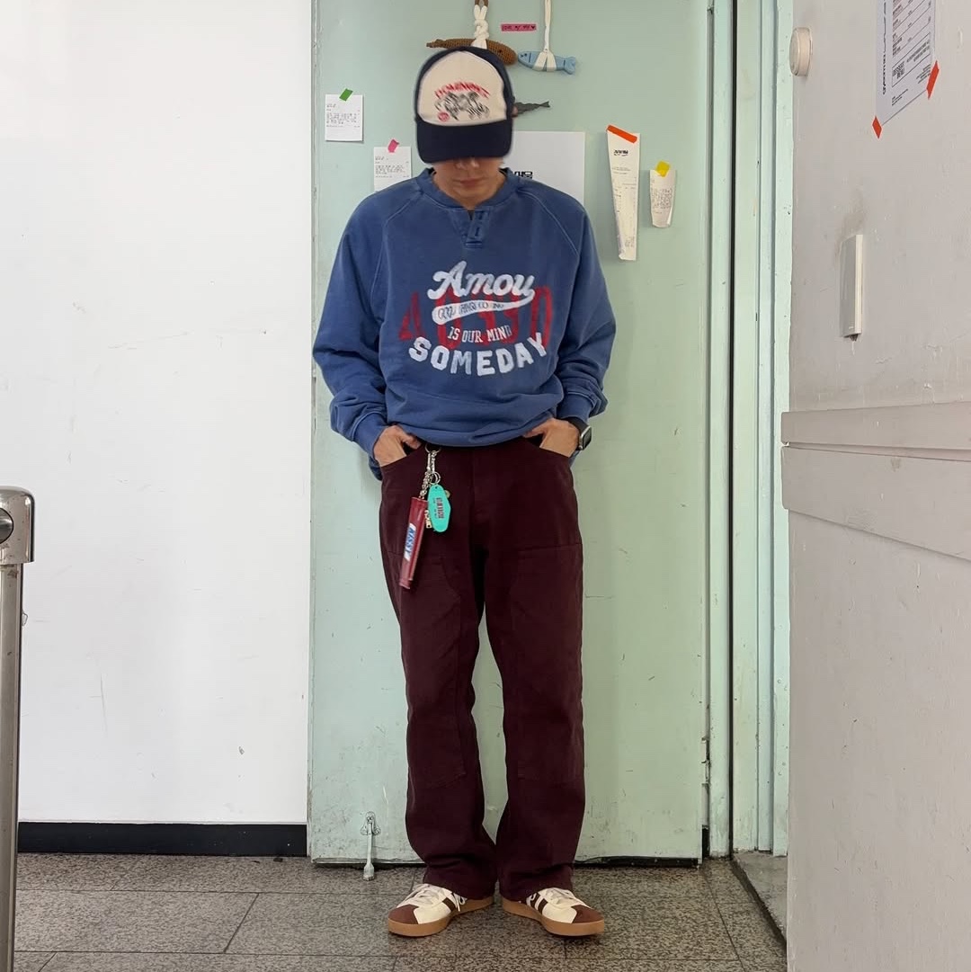 AMOU Someday Henley Neck Blue 착용 스타일