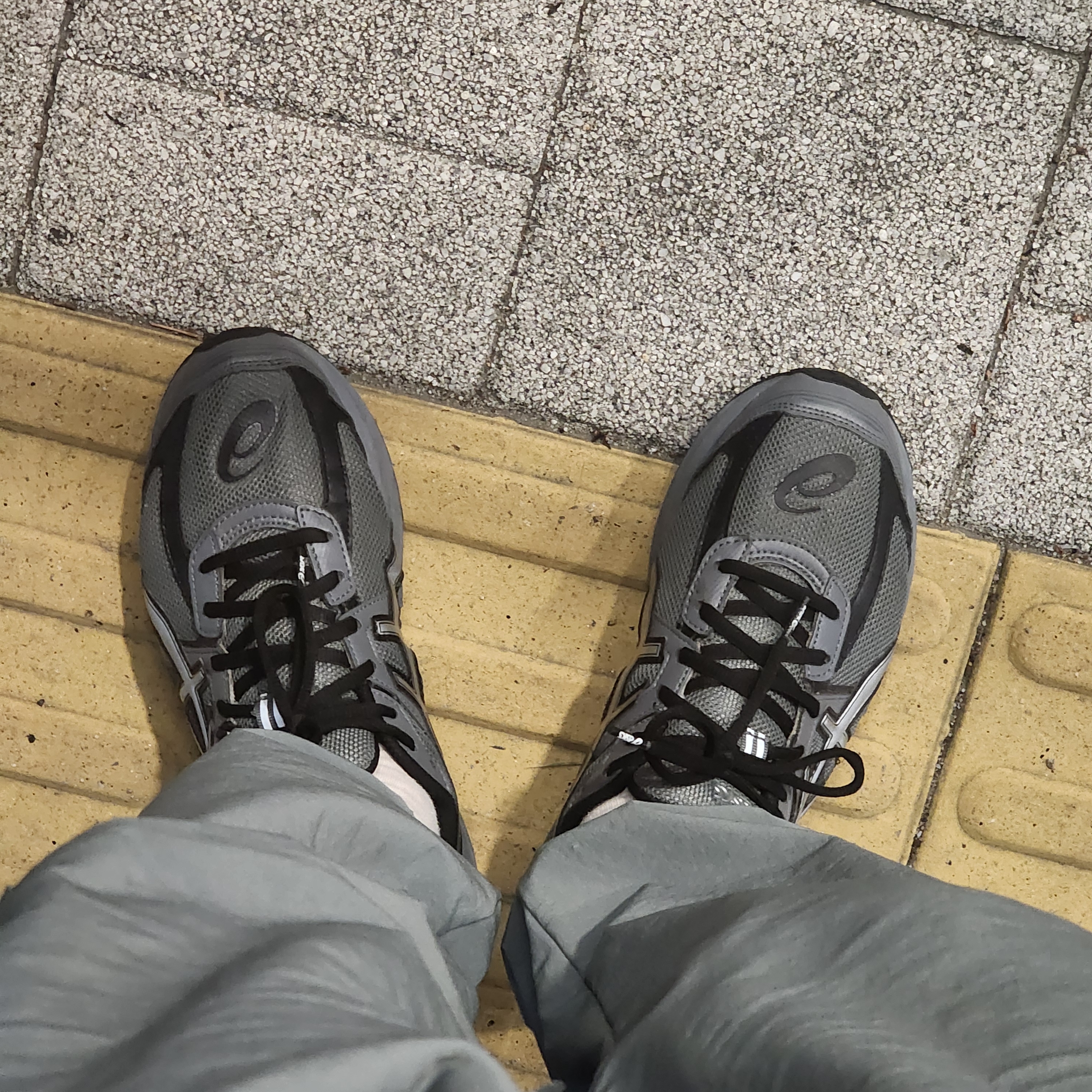 Asics Jog 100 S Steel Grey - 2E Wide 착용 스타일
