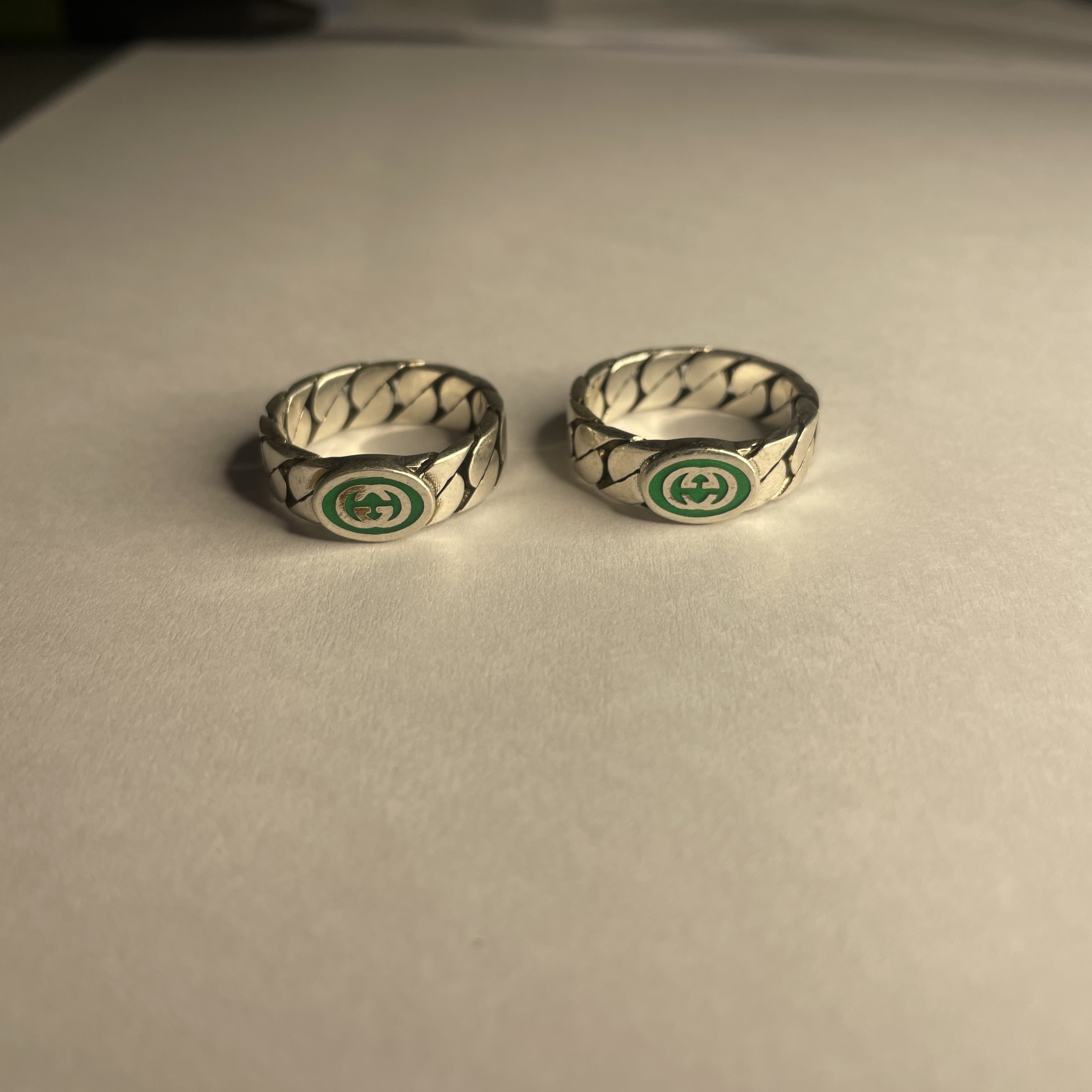 Gucci Interlocking G Enamel Ring Silver 착용 스타일 - 4