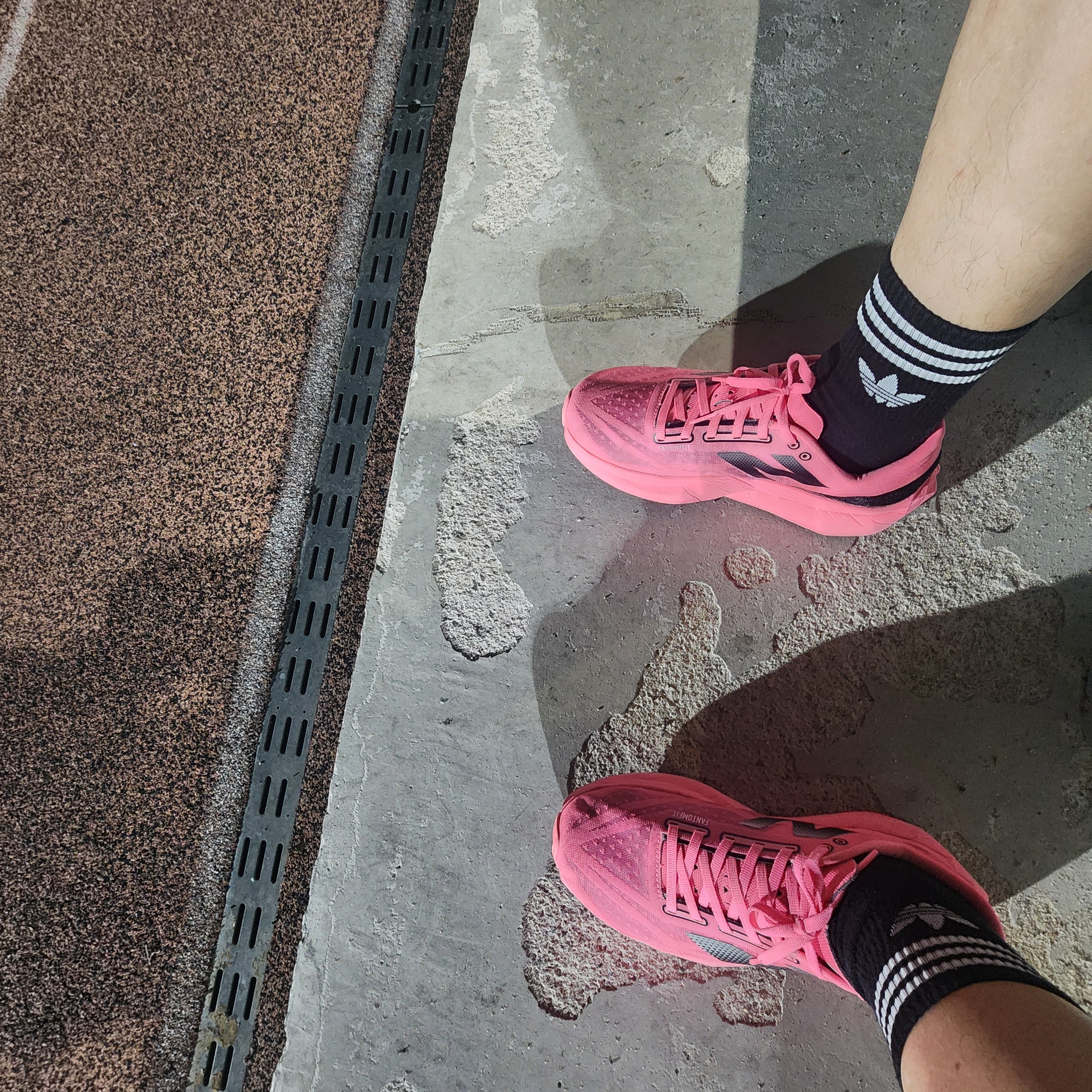 New Balance Fuelcell Rebel v4 Ultra Pink Black - 2E Wide 착용 스타일 - 3