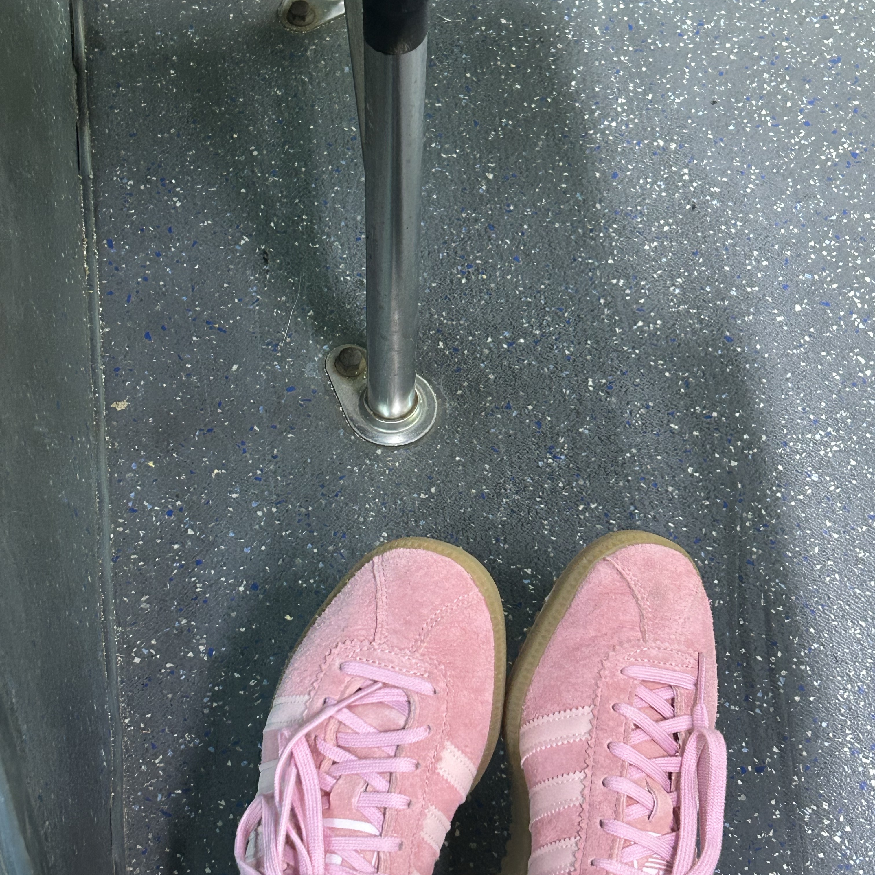 Adidas Bermuda Glow Pink 착용 스타일 - 1