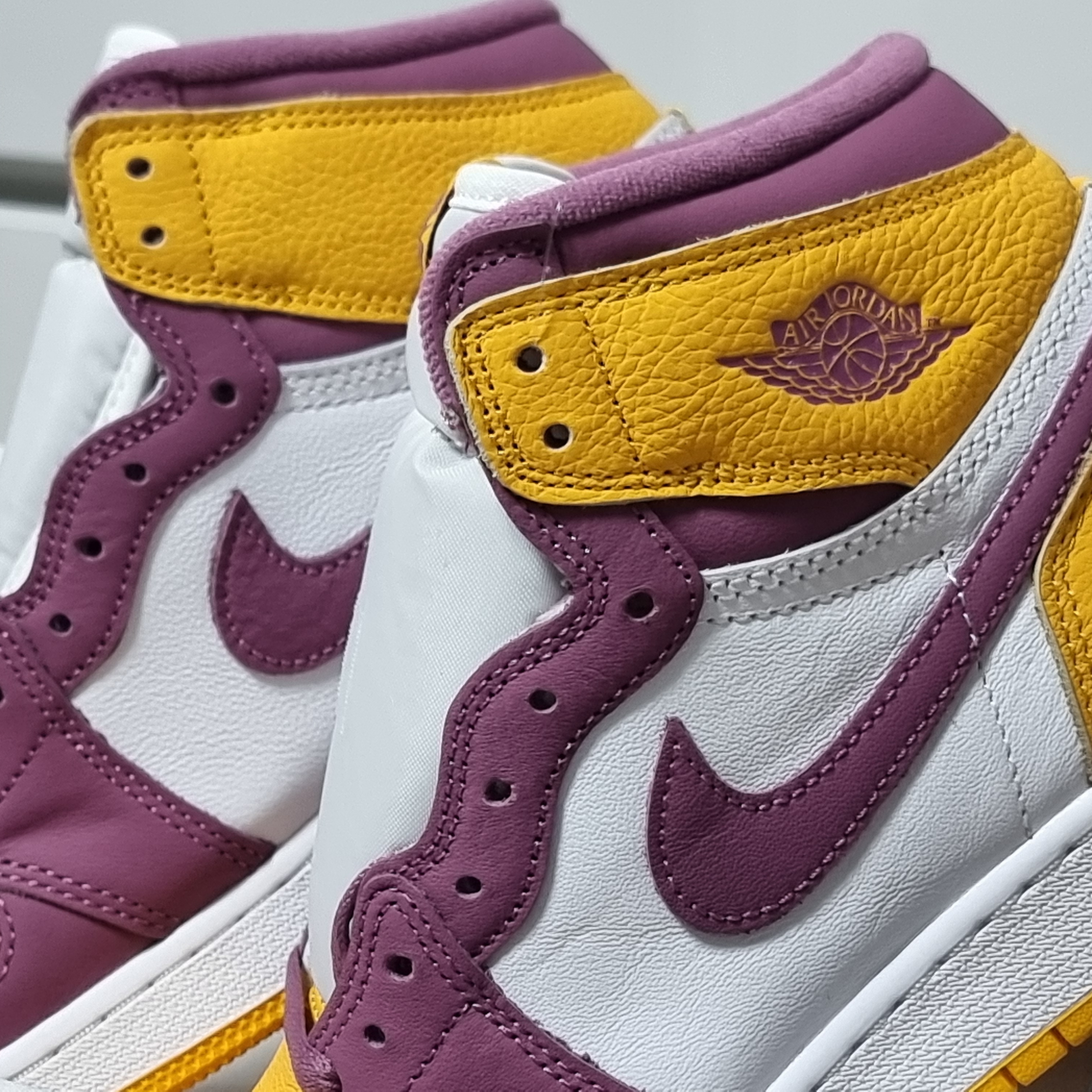 (GS) Jordan 1 Retro High OG University Gold Light Bordeaux 착용 스타일