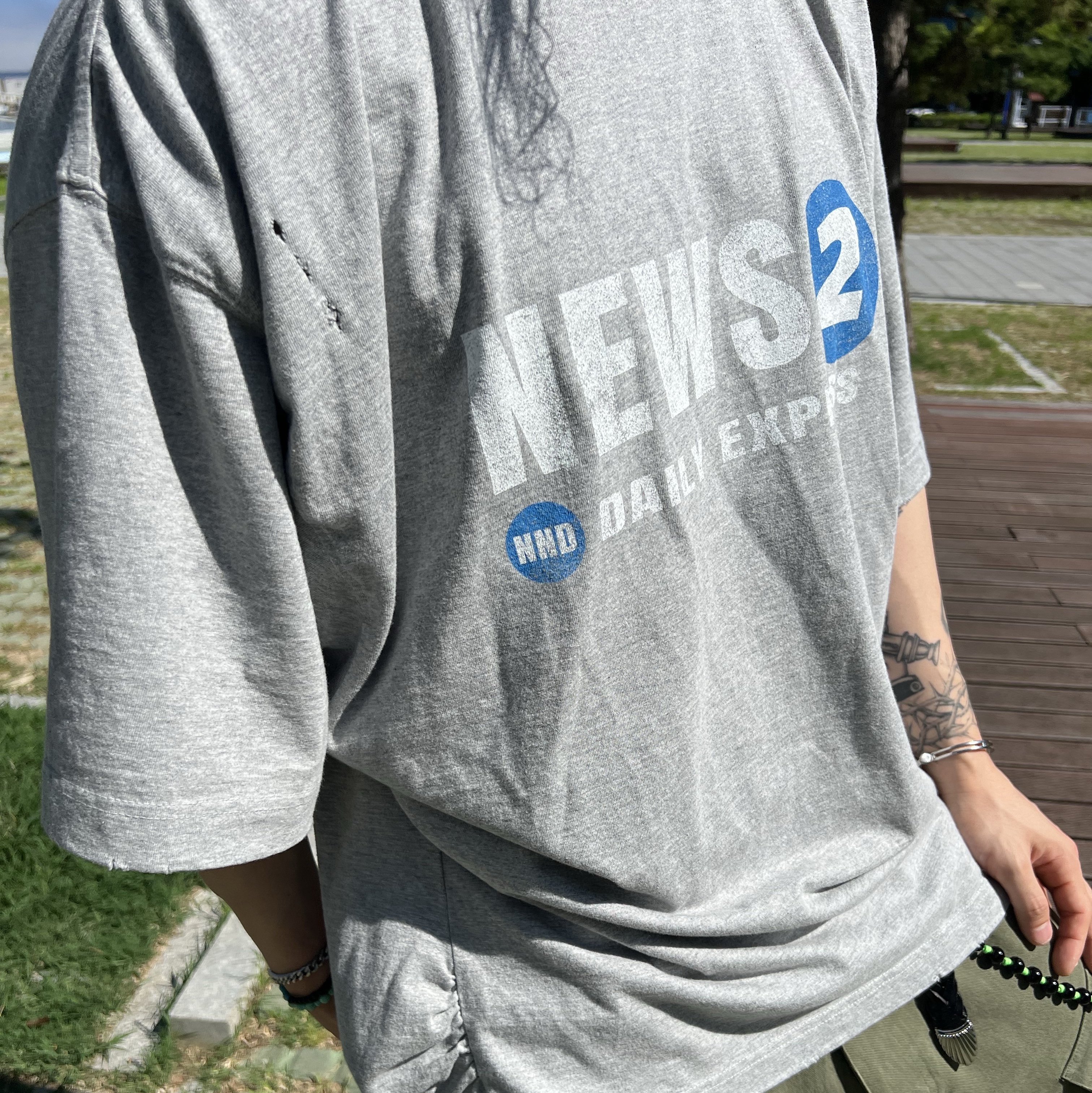 Nonnod Puckering News T-shirt Vintage grey, Nike x Sacai Magmascape SP Varsity Royal 착용 스타일 - 5