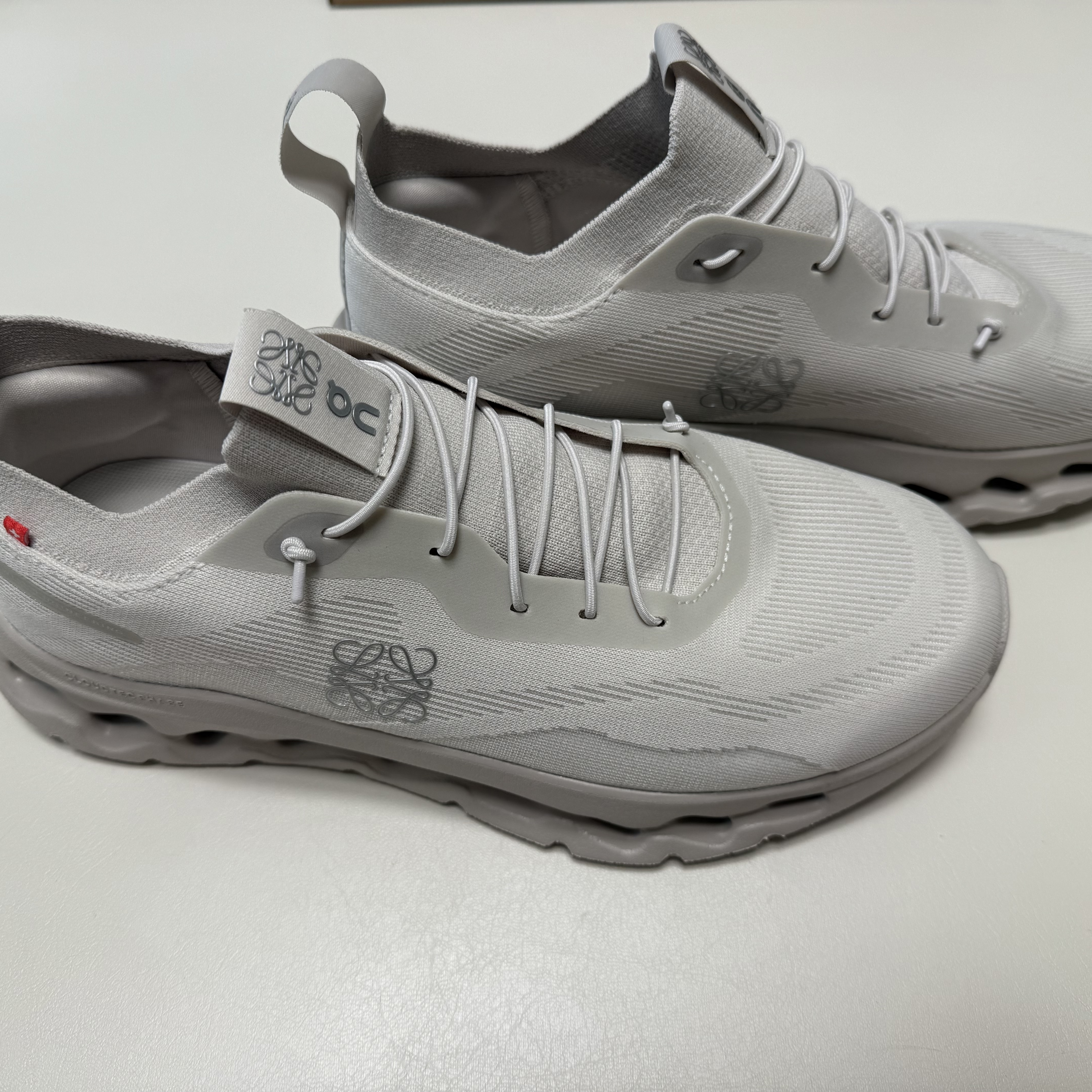 Loewe x On Running Cloudtilt Sand 착용 스타일 - 1