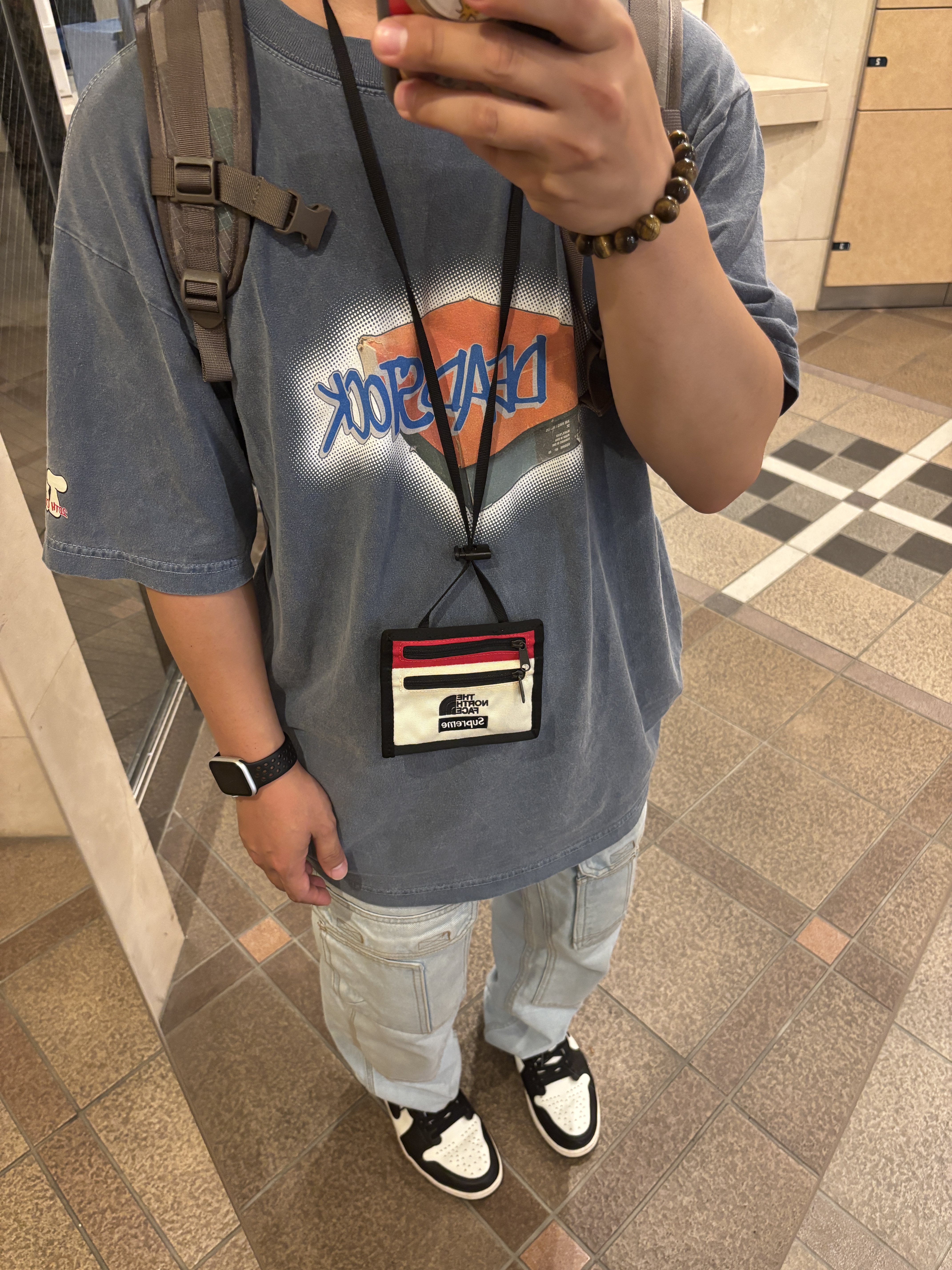 Supreme x The North Face Expedition Travel Wallet White - 18FW, Jordan 1 Retro Low OG Mocha 착용 스타일