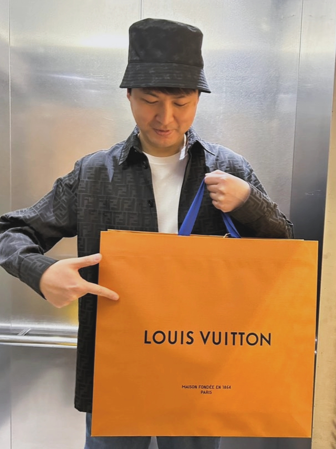 Fendi FF Canvas Go-To Jacket Black, Louis Vuitton Monogram Rain Bucket Hat Black Navy Blue 착용 스타일