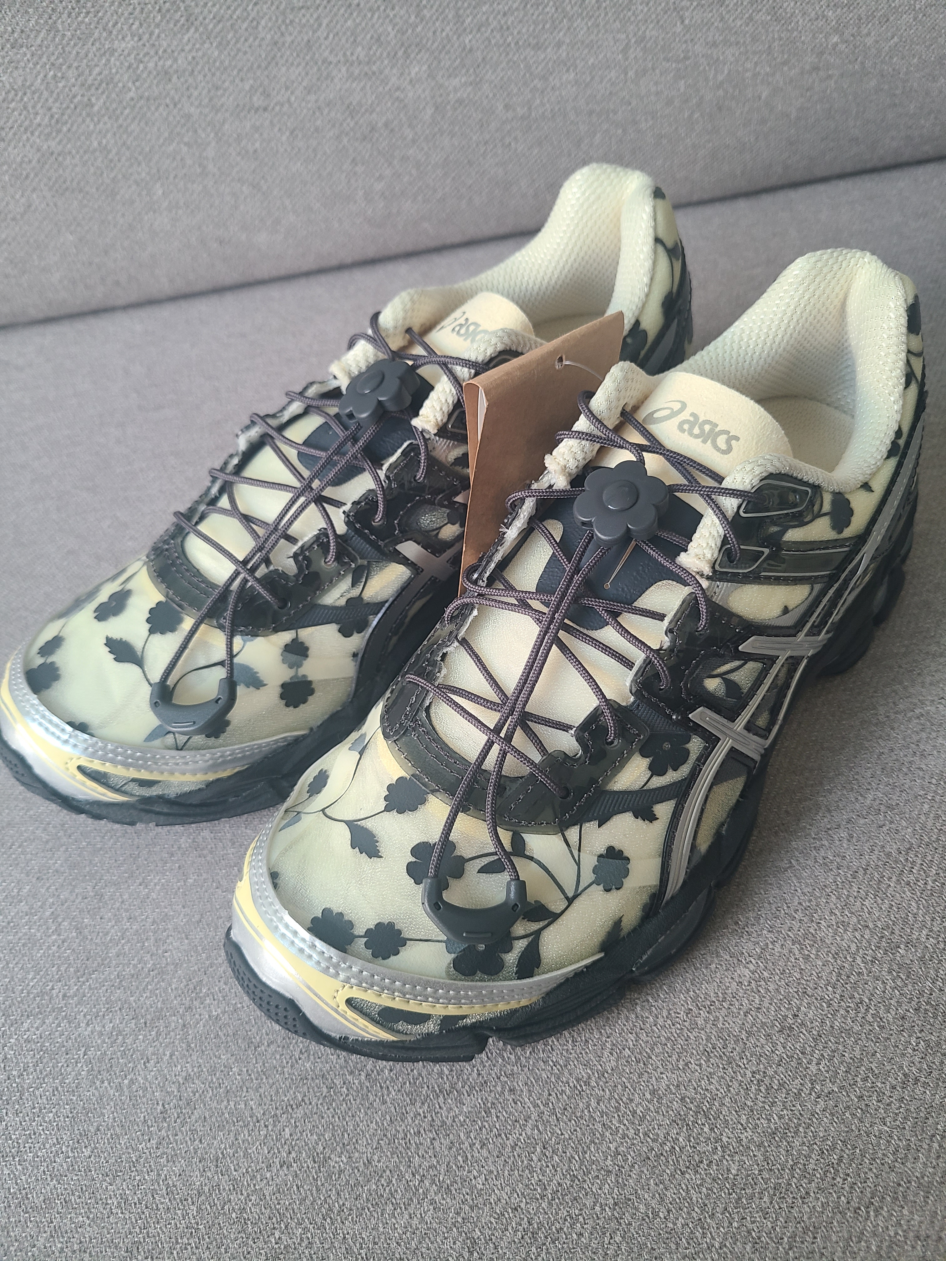 Asics x Cecilie Bahnsen Gel-Cumulus 16 Black Yellow 착용 스타일 - 3