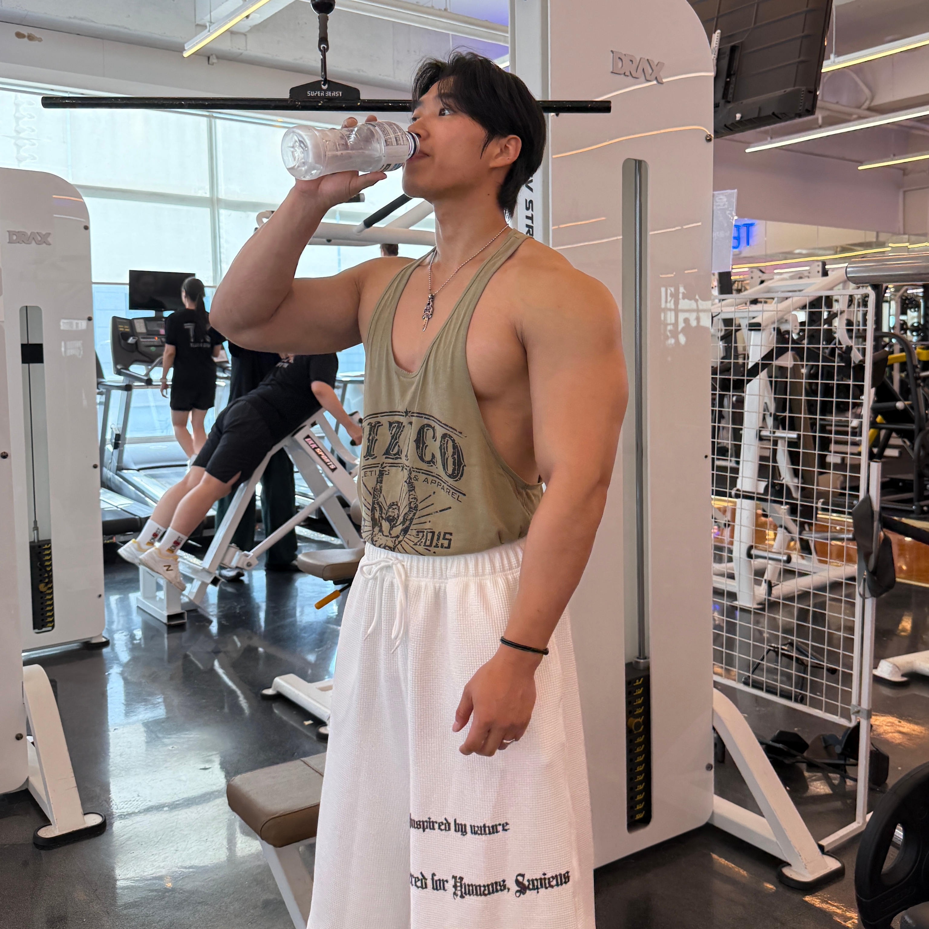 [KREAM 단독] Sapiens Engineered Waffle Over Fit Shorts White 착용 스타일