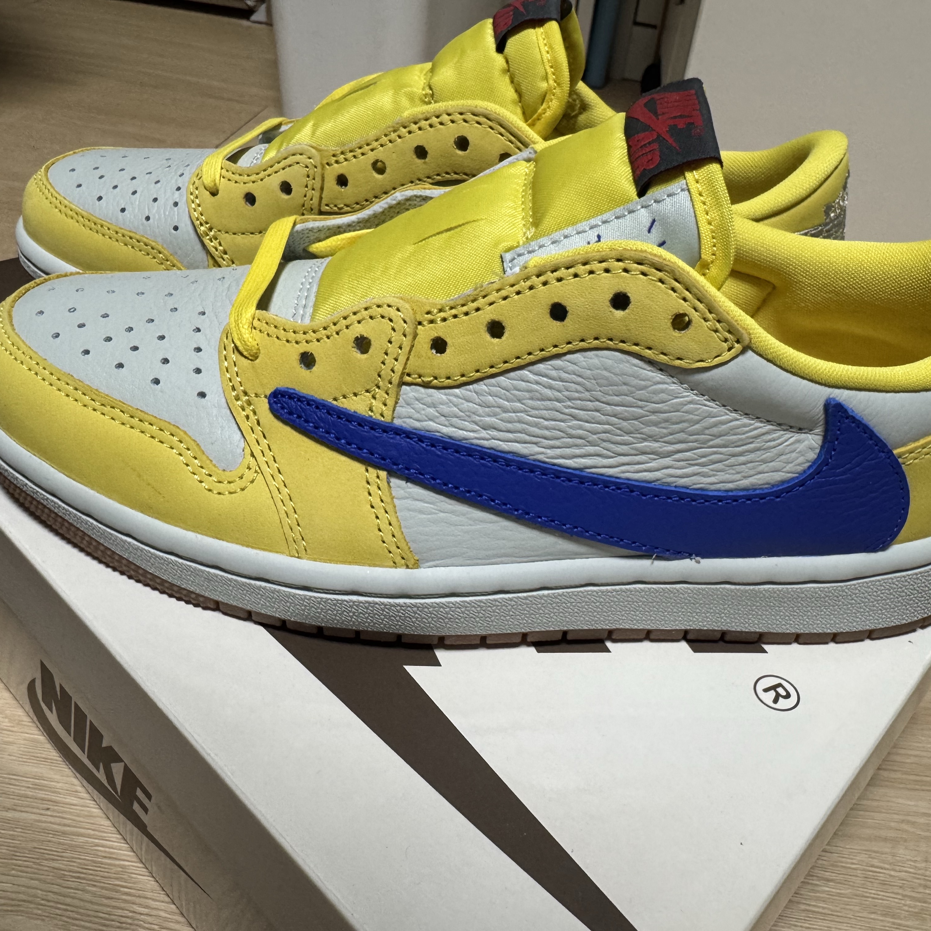 (W) Jordan 1 x Travis Scott Retro Low OG SP Canary 착용 스타일 - 2