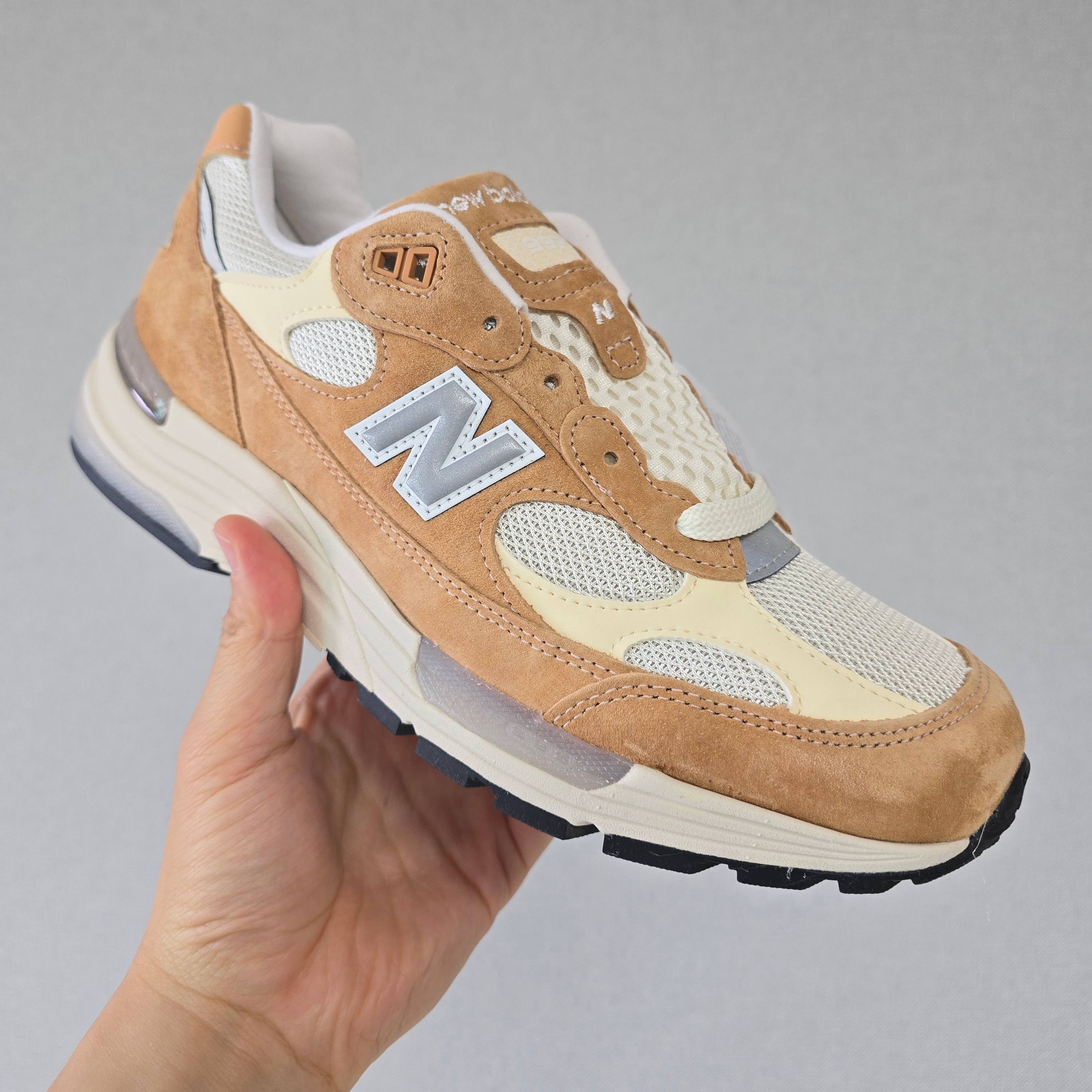 New Balance 992 Made in USA Sweet Caramel Calcium 착용 스타일