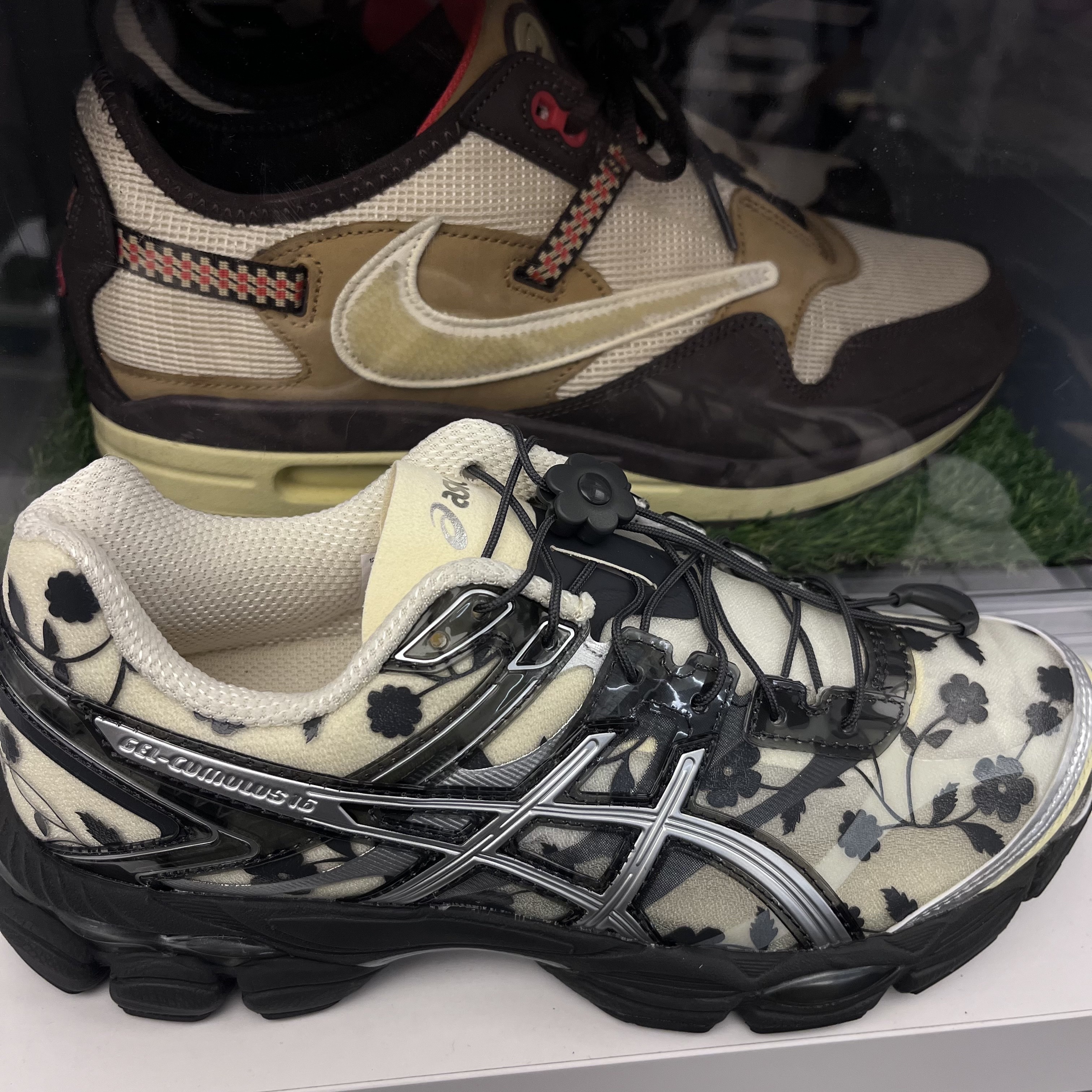 Asics x Cecilie Bahnsen Gel-Cumulus 16 Black Yellow 착용 스타일 - 3