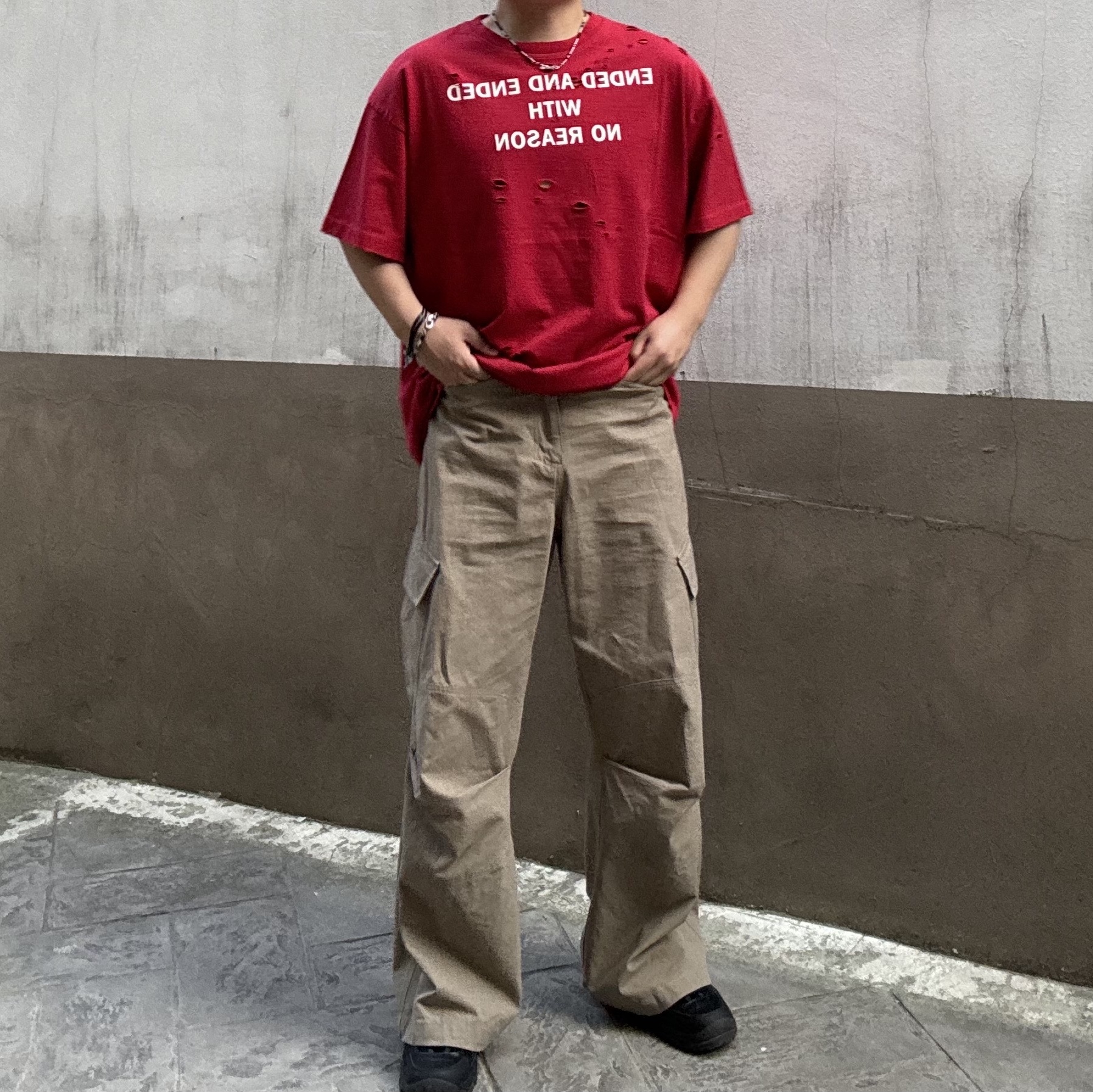 ROARINGRAD Damage Lettering T-shirt Red 착용 스타일 - 4