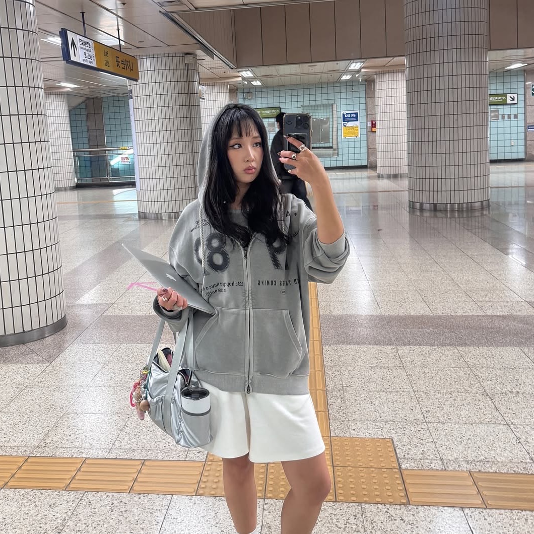 AMOU 1982 Vintage Uniform Hoodie Zip Up Light Grey 착용 스타일