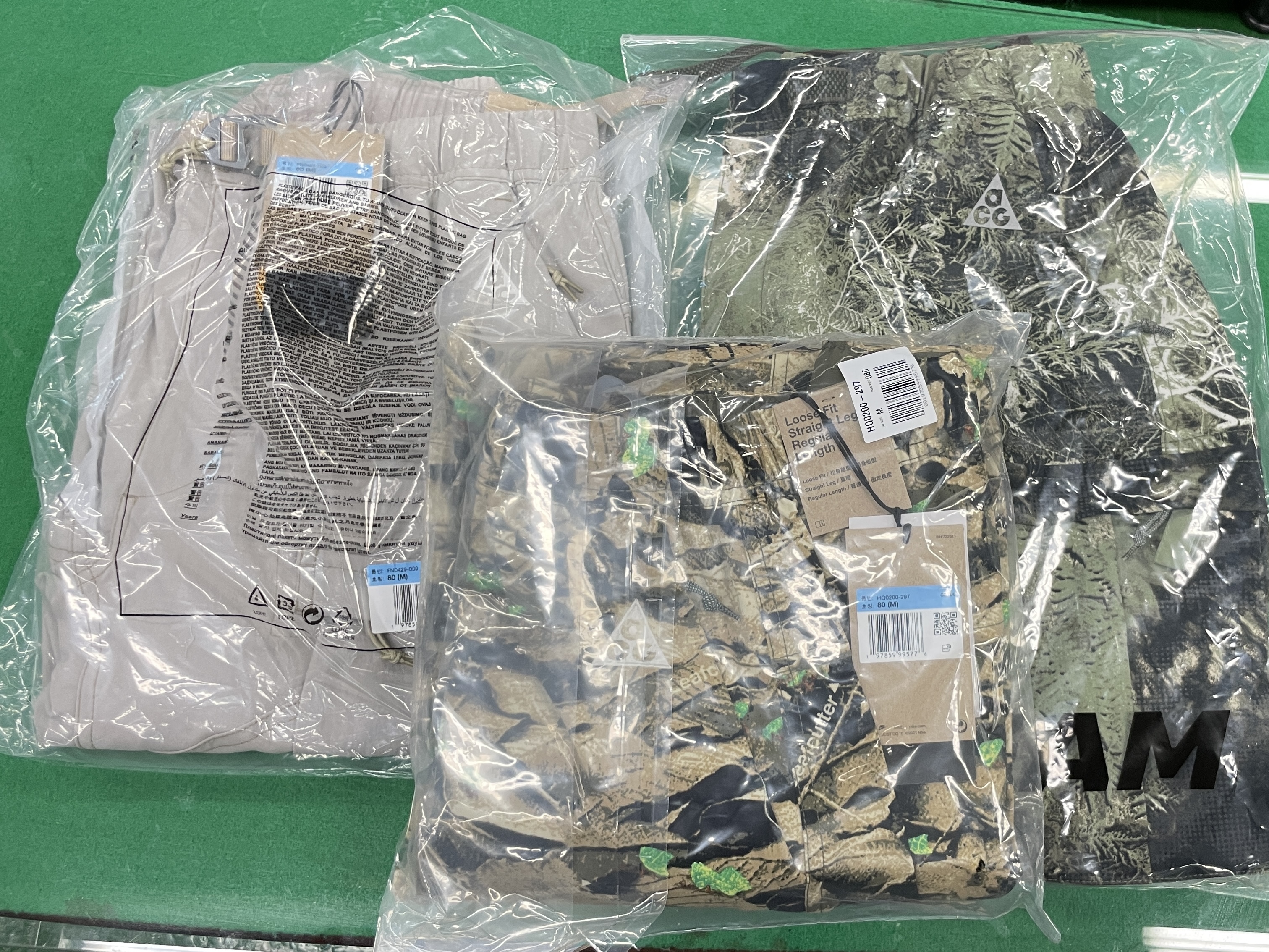 Nike ACG Smith Summit Allover Print Cargo Pants Oil Green - Asia, Nike ACG Smith Summit Cargo Pants College Grey Parachute Beige - Asia 착용 스타일