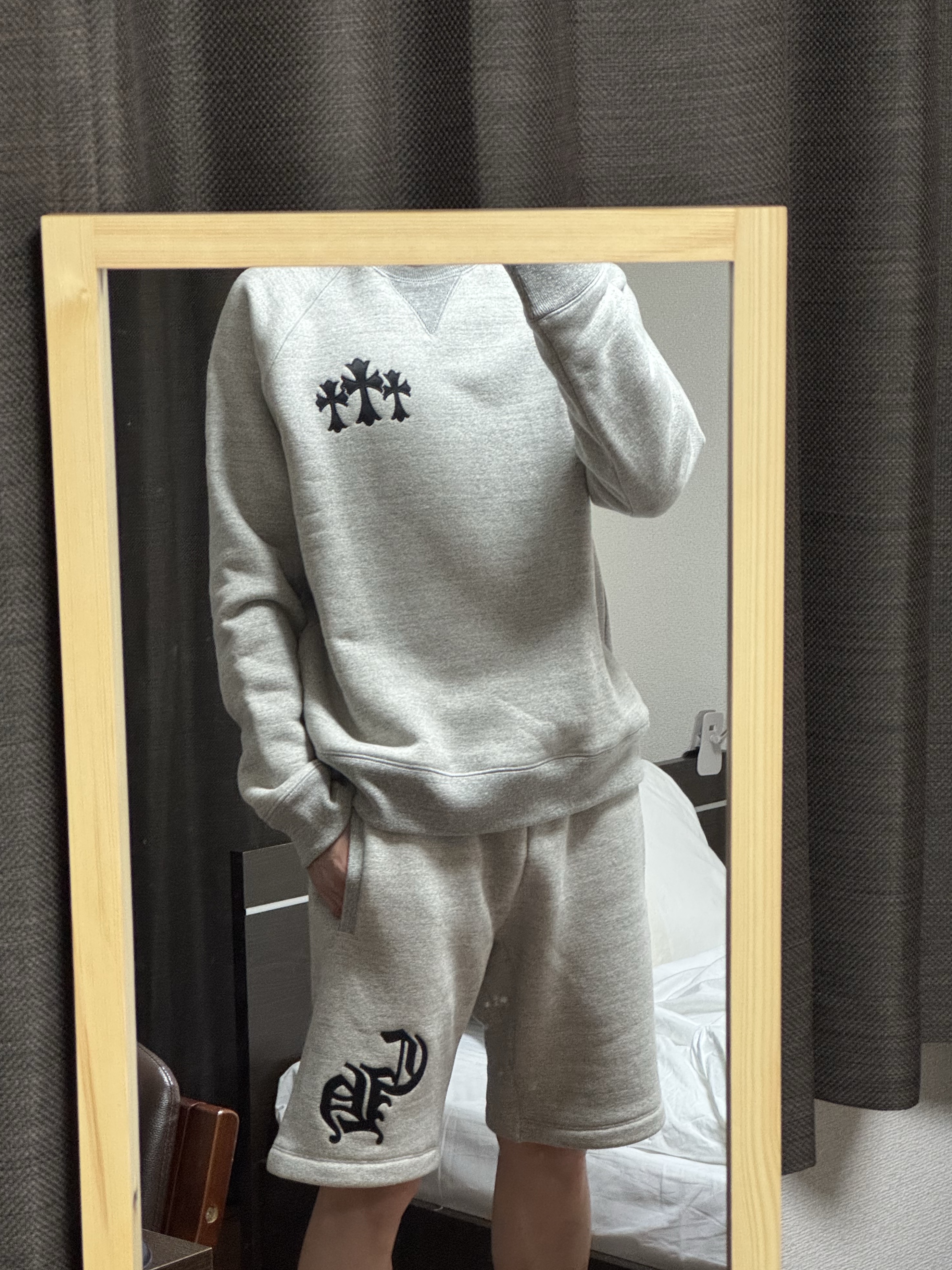Chrome Hearts Nylon Cemetery Cross Patch CH Back Logo Hoodie Black, Chrome Hearts Nylon Cemetery Cross Patch CH Back Logo Sweatshirt Grey 착용 스타일 - 3