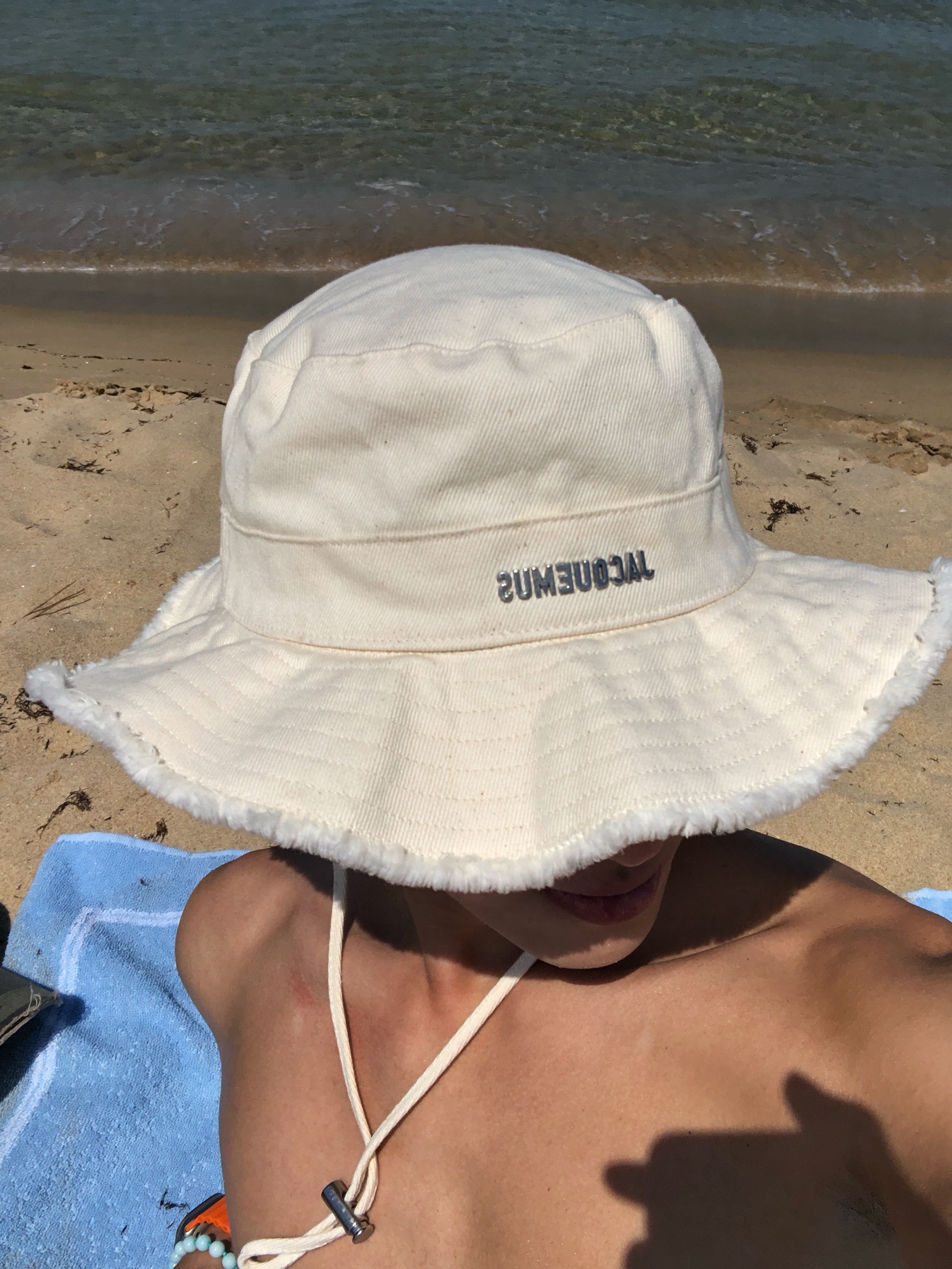Jacquemus Le Bob Artichaut Bucket Hat Off White 착용 스타일