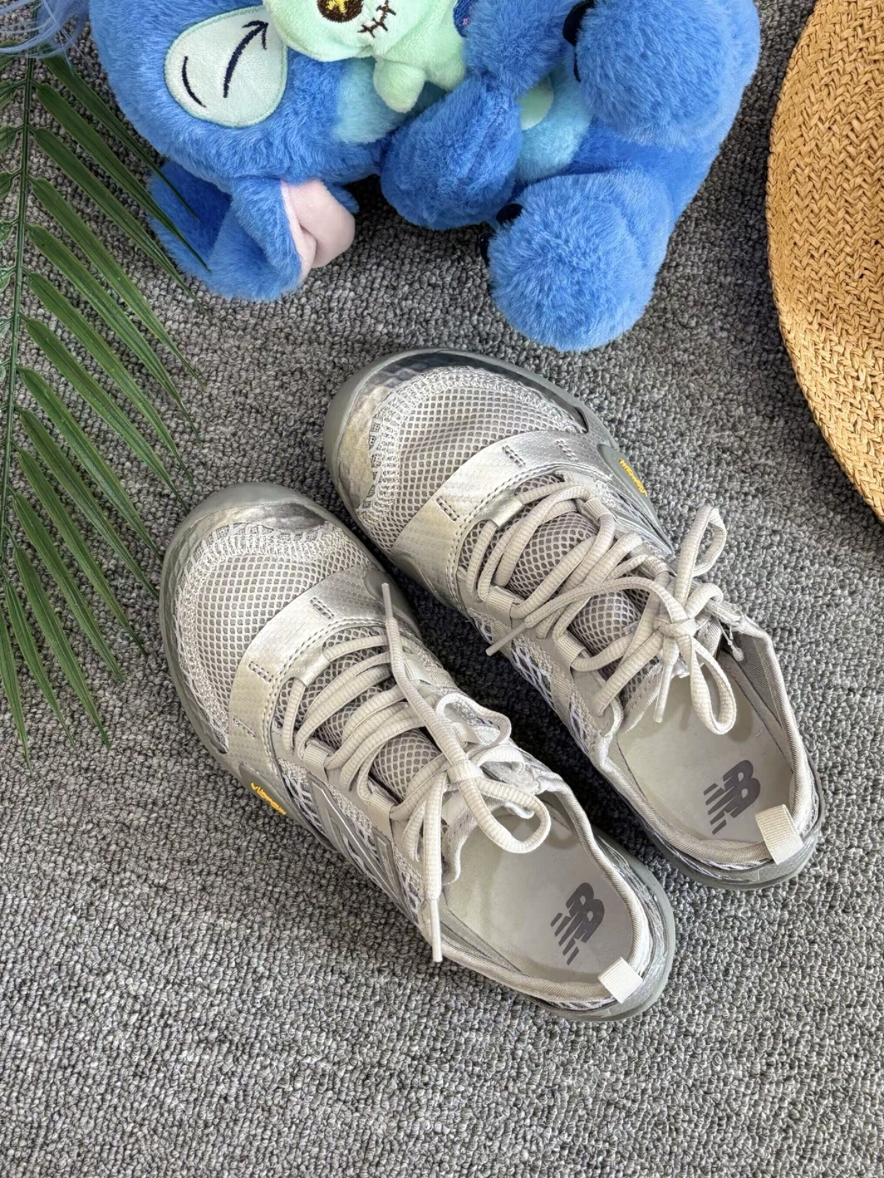 New Balance Minimus MT10O Slate Grey Silver Metallic 착용 스타일