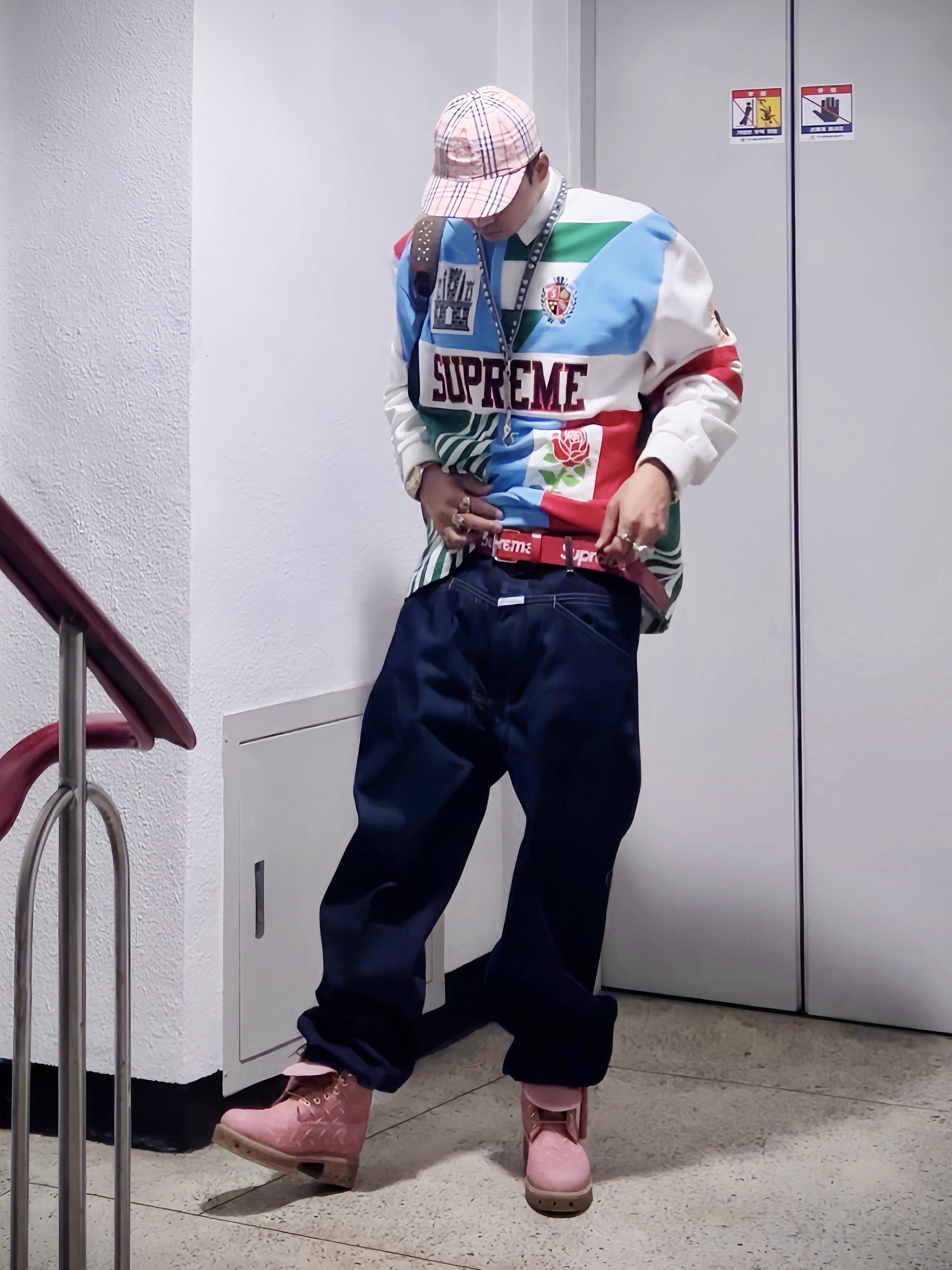 Supreme x Burberry Denim 6-Panel Pink - 22SS, Supreme Rose Rugby White - 23FW 착용 스타일 - 1