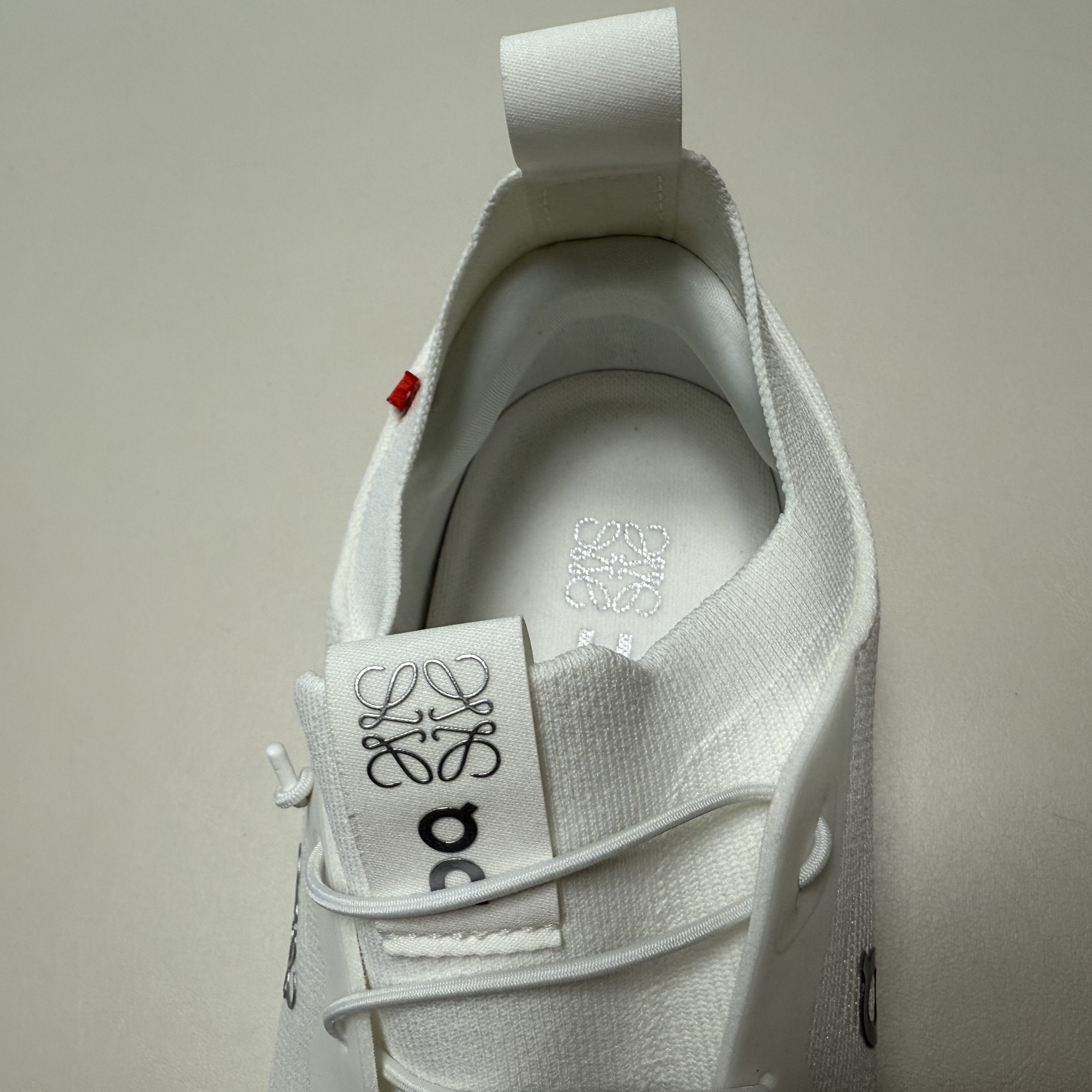 (W) Loewe x On Running Cloudtilt All White 착용 스타일 - 3