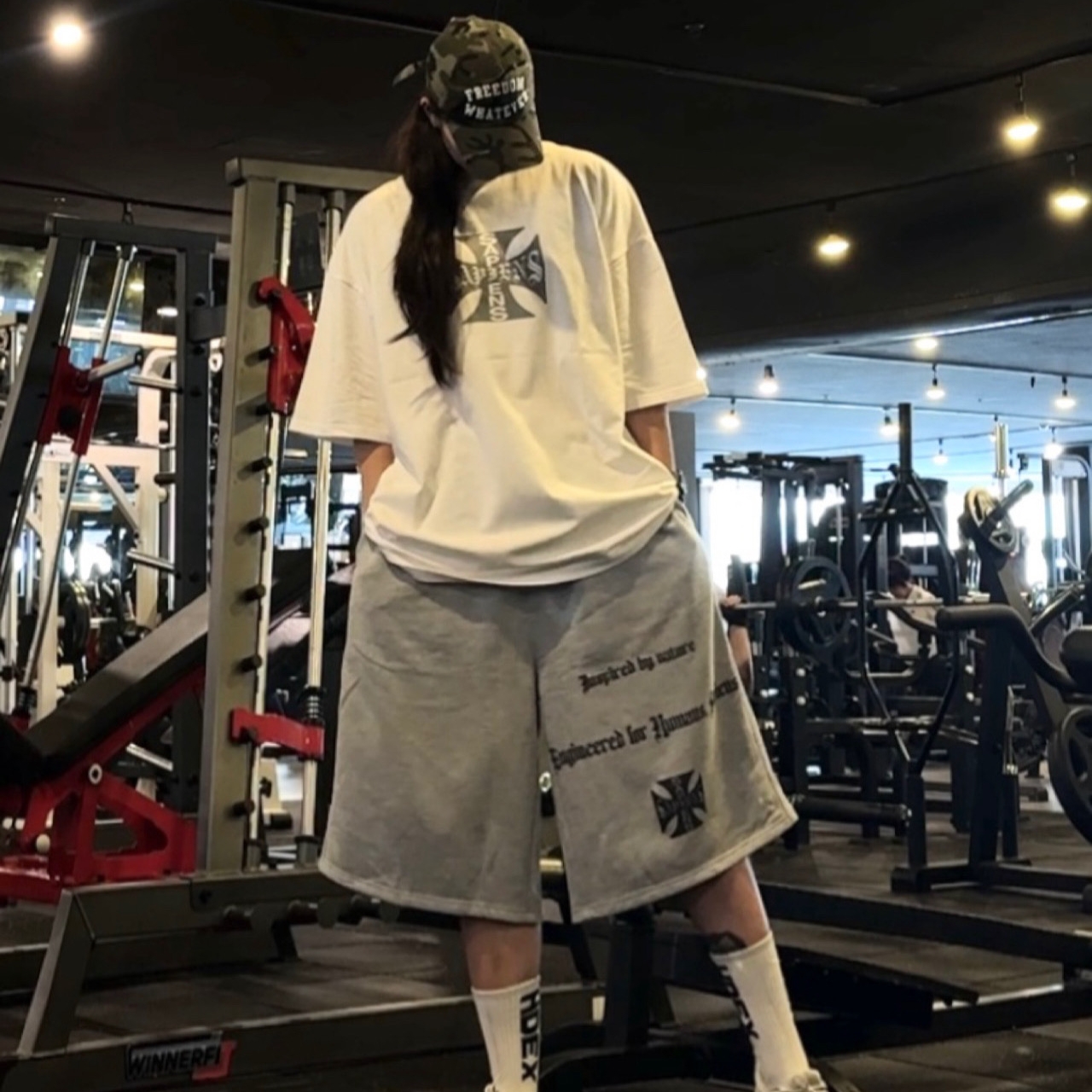 [KREAM 단독] Sapiens Neo Sapiens Over Fit Short Sleeves White, [KREAM 단독] Sapiens Engineered Over Fit Shorts Gray 착용 스타일 - 1