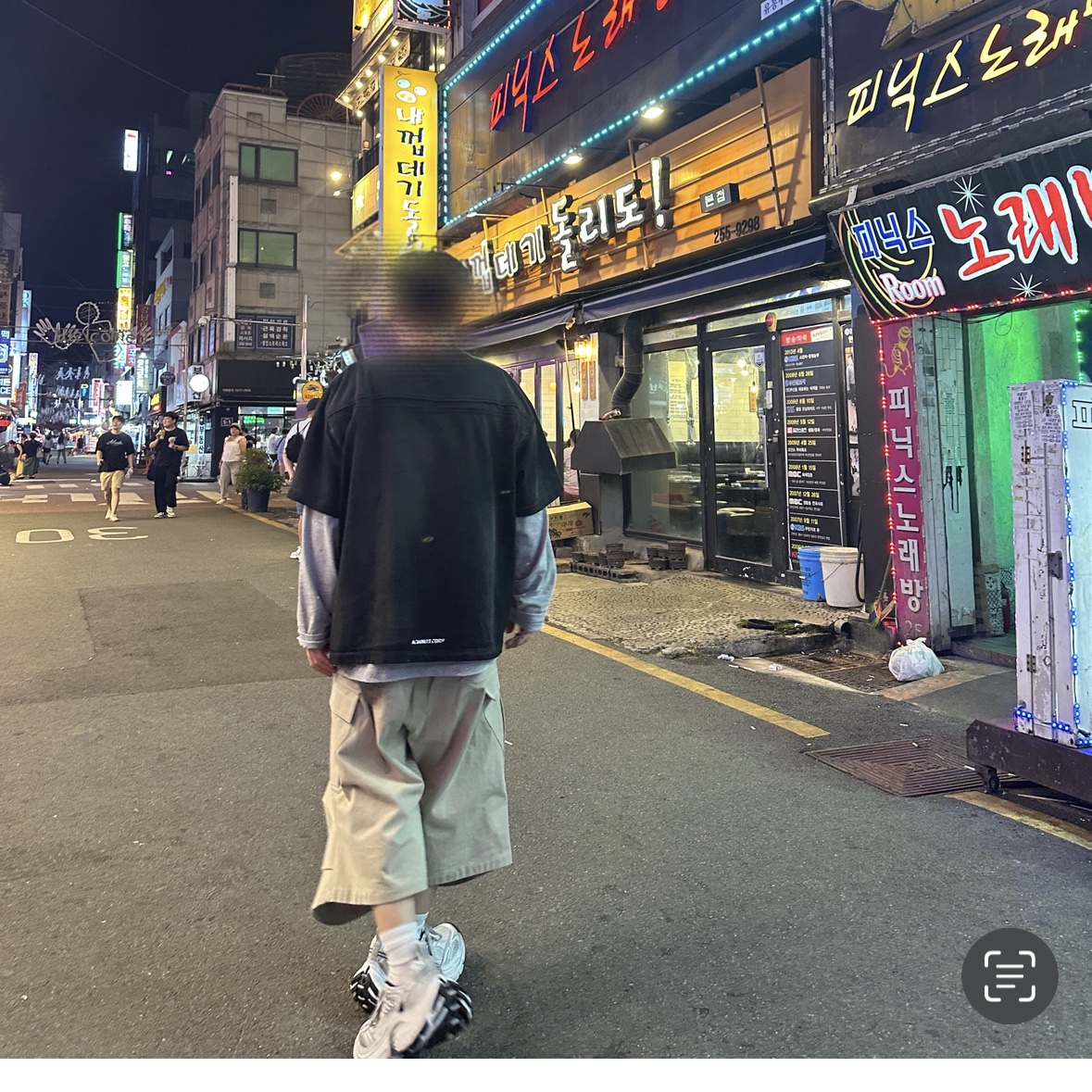 Nonnod Back Detail T-shirt Washed Black, Nonnod Side cargo shorts Beige 착용 스타일 - 1