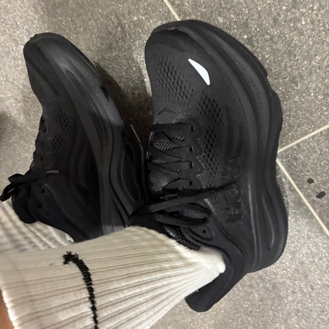 (W) Hoka Bondi 9 Black - Regular 착용 스타일